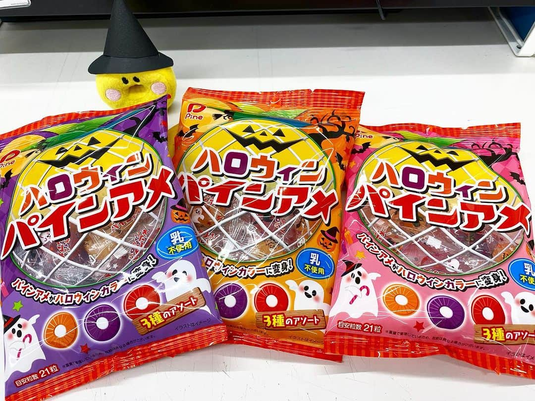 パインのインスタグラム：「ハッピーハロウィン🎃👻  ハロウィンパインアメは３色のカラフルなパインアメ！ もちろん味は…ぜーーーんぶパイン🍍  #ハロウィン #パインアメ #ハロウィンパインアメ」