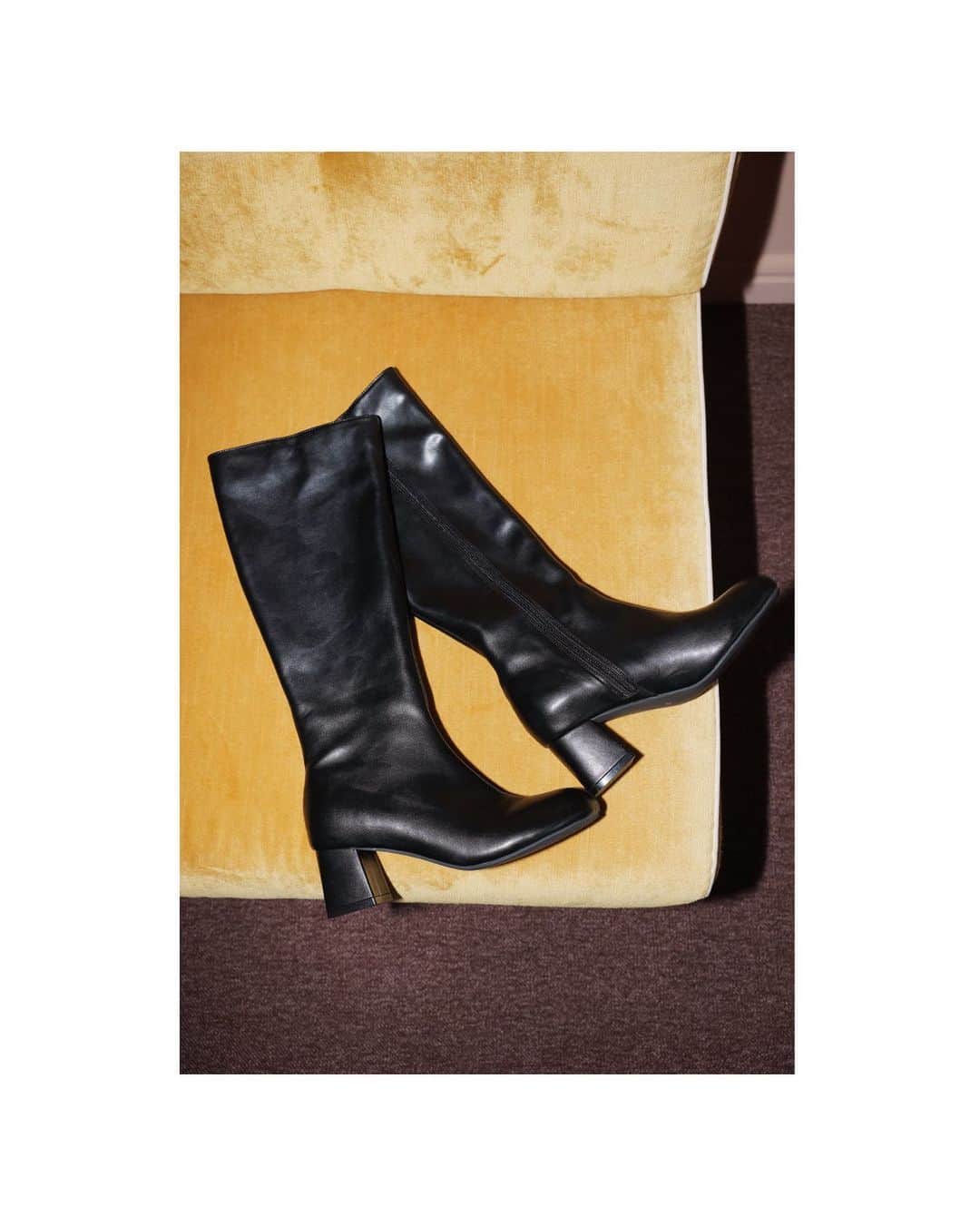 SHEL’TTERのインスタグラム：「ㅤㅤㅤㅤㅤㅤㅤㅤㅤㅤㅤㅤㅤ SHEL'TTER 2023 WINTER COMFY CHIC~自分らしさ~  NOVEMBER LOOK 「URBAN CLASSIC」 アウトドア・レトロスポーツ要素のアイテムやオーセンティックなアイテムをクラシカルにアレンジ。カラフルな色使いでオーセンティックをアップデート。 ━━━━━━━━━━━━━  ■OBLIQUE TOE BOOTS (SHEL'TTER SELECT) ¥11,800(tax in)ㅤ  現在店舗では冬の新作が続々入荷中。 ※店舗により取り扱いアイテムや在庫が異なります。お近くのSHEL'TTER店舗までお問い合わせ下さいませ。 ━━━━━━━━━━━━━ #SHELTTER #SHELTTERSELECT #TheSHELTTERTOKYO」