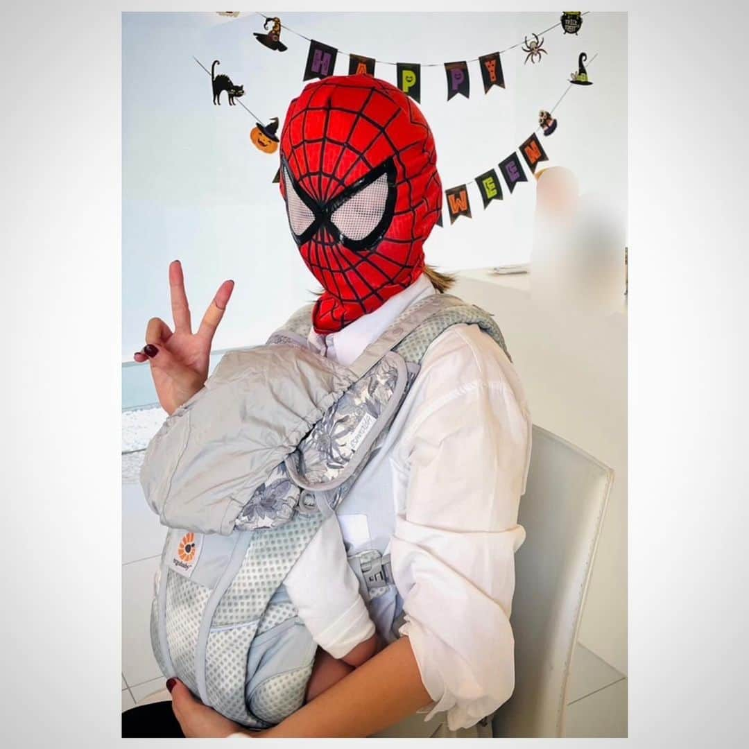 龍真咲のインスタグラム：「Happy Halloween🎃  #halloween  #抱っこマン　と共に👶」