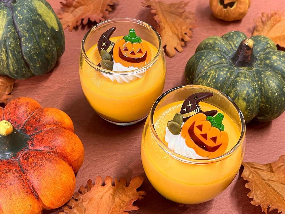 ホテルオークラ東京 Hotel Okura Tokyoのインスタグラム：「Happy Halloween🎃 ハッピーハロウィーン👻  "Pudding à la citrouille" Delicatessen Chefs Garden Location: 5th Floor, The Okura Prestige Tower  「かぼちゃプリン」 デリカテッセン シェフズガーデン オークラ プレステージタワー5階  #アフタヌーンティー #パフェ #かぼちゃプリン #ハロウィーンスイーツ #秋スイーツ  #ハロウィーン #ハロウィン #ホテルテイクアウト #東京ラウンジ  #theokuratokyo #オークラ東京  #東京ホテル #ラグジュアリーホテル #afternoontea #pudding #parfait  #Halloweensweets #Halloween  #tokyohotel #lhw #lhwtraveler #uncommontravel  #东京 #酒店 #도쿄 #호텔 #일본 #ญี่ปุ่น #โตเกียว #โรงแรม」