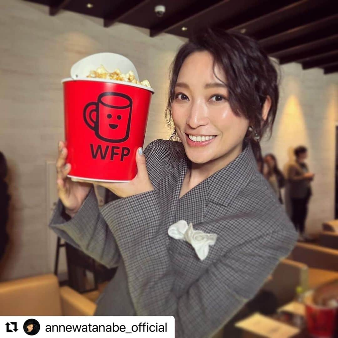 国連WFP 世界食料デーキャンペーン2015のインスタグラム：「杏さんも #ごちそうさまチャレンジ にアンバサダーとしてご協力いただいています！ アンバサダーの投稿を #ごちそうさまチャレンジで飢餓をなくそう をつけてリポストすると、途上国の子ども5人分（150円）の寄付になります！  #ごちそうさまチャレンジ #ごちそうさまチャレンジで飢餓をなくそう #世界食料デー  @annewatanabe_official  ・・・ イベントで伺った映画館で、WFPのポップコーン！ スタッフやキャスト、皆で美味しくいただきました😊 売り上げの一部がレッドカップキャンペーンを通じて国連WFPに寄付されるそうです。  ごちそうさまにまつわる内容に、#ごちそうさまチャレンジで飢餓をなくそう を付けて投稿すると、1 投稿につき 150 円（学校給食 5 人分）が寄付協力企業から寄付され、途上国の学校給食支援につながります。  #ごちそうさまチャレンジで飢餓をなくそう  #ごちそうさまチャレンジ」