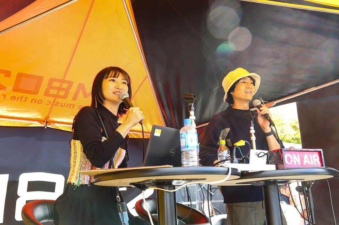 落合健太郎のインスタグラム：「日曜日は FUNKY MARKET  久しぶりに再会出来たリスナーや 初めましての出会い。 笑顔溢れる1日となりました。 ライブステージに登場していた 森良太くんもお祭りRADIOに 飛び入り参加‼︎ ありがとうございました。  撮影:田浦ボン📷 #funkymarket  #fm802」