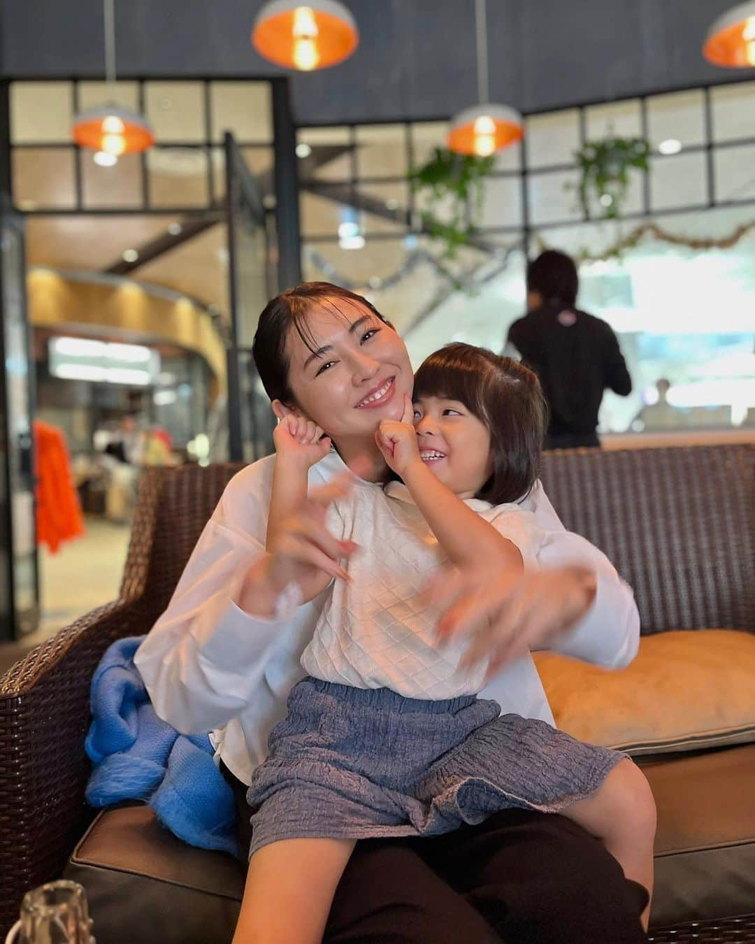 のインスタグラム：「先日のおやすみ♡  #30代ファッション#三姉妹#三姉妹ママ#ママコーディネート#3人育児#女の子ママ#ママファッション#3児のママ#3児ママ#育児#6歳#4歳#1歳児#1歳6ヶ月#母と娘」