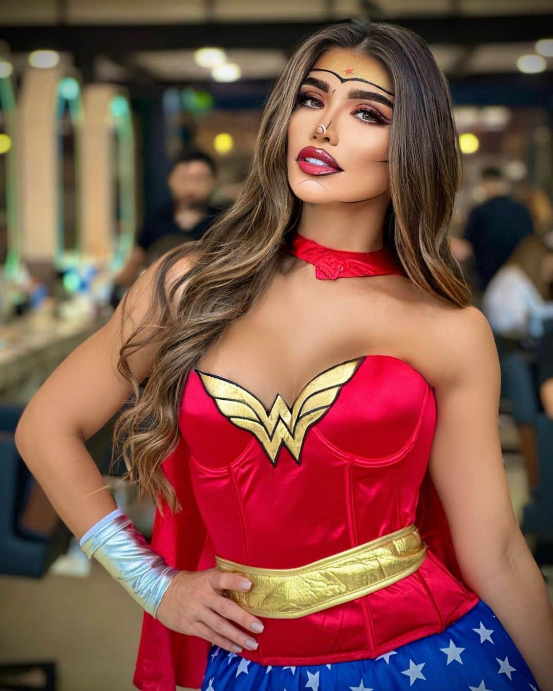 KaThE ArOcAさんのインスタグラム写真 - (KaThE ArOcAInstagram)「Nunca me rindo… Y ese, es mi verdadero poder!!! 💥☄️🔥❤️ 💥WONDERWOMAN 💥 @sting_makeup 💄 @disfracesamericanos 👻🎃  #wonderwoman #halloween #halloweenmakeup #triki #night」10月31日 9時50分 - kathearoca