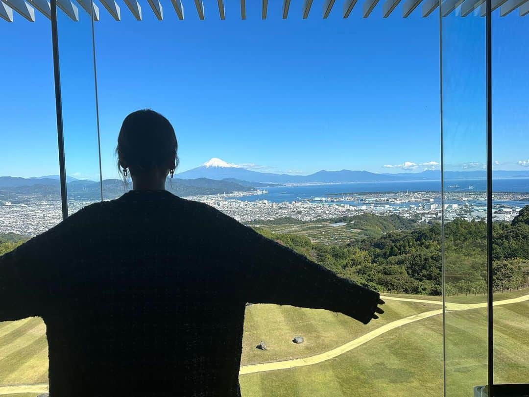 高城亜樹のインスタグラム：「富士山がとっても綺麗に見えた日🗻 富士山に雪が積もってきて 素敵で見惚れちゃいました☺️ . #富士山 #日本平ホテル  #静岡観光」