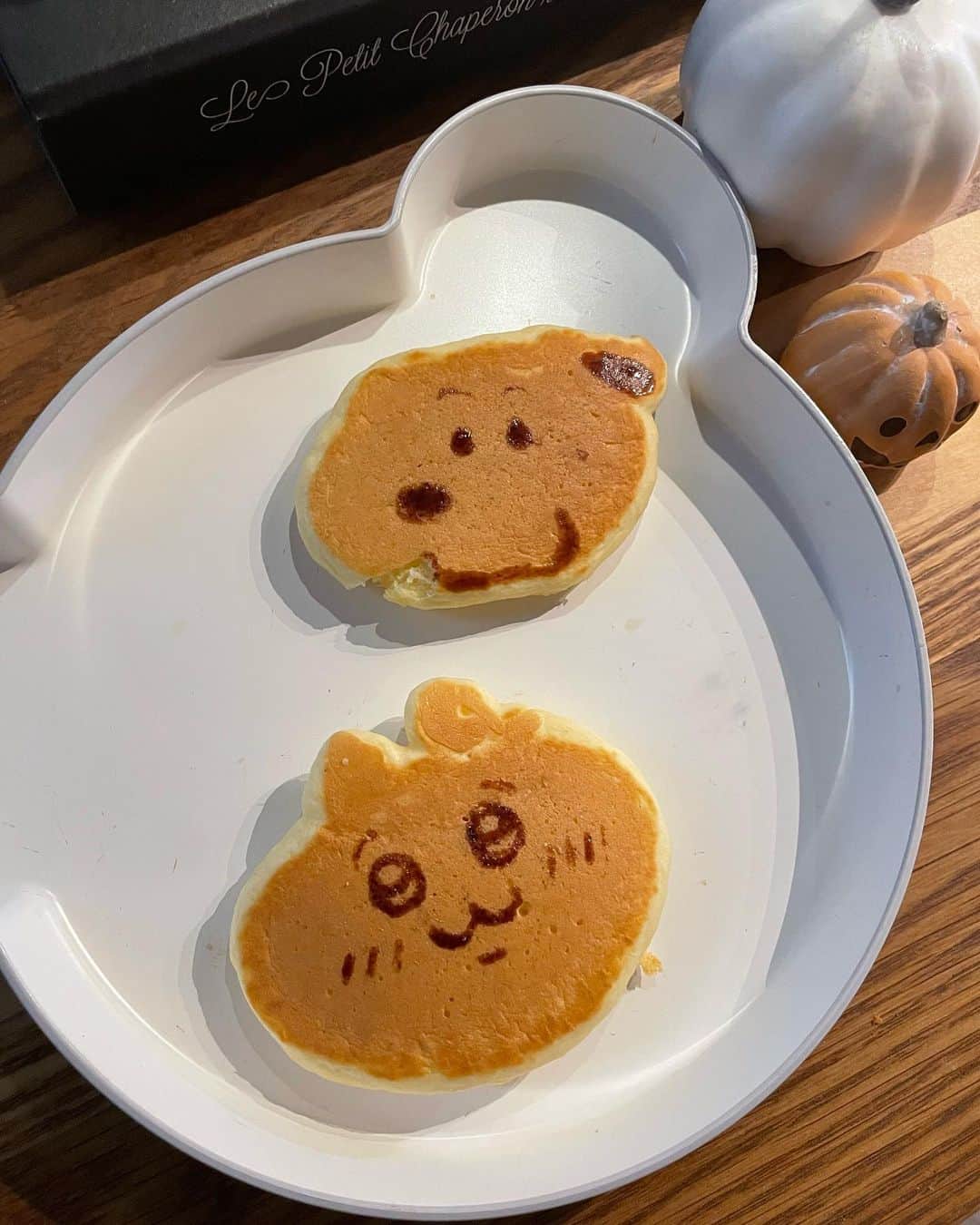 伊藤友里のインスタグラム：「ここのところずっと家族みんなで体調不良👻  娘はパンケーキだったら食べる🥞というので作ったものの ぜんぜん綺麗に丸くならなくて 逆にチョコソースで顔を描いたらとても喜んでくれました🥰  そんなHappy Halloween🎃🪄  #スヌーピー #ちいかわ #パンケーキアート」