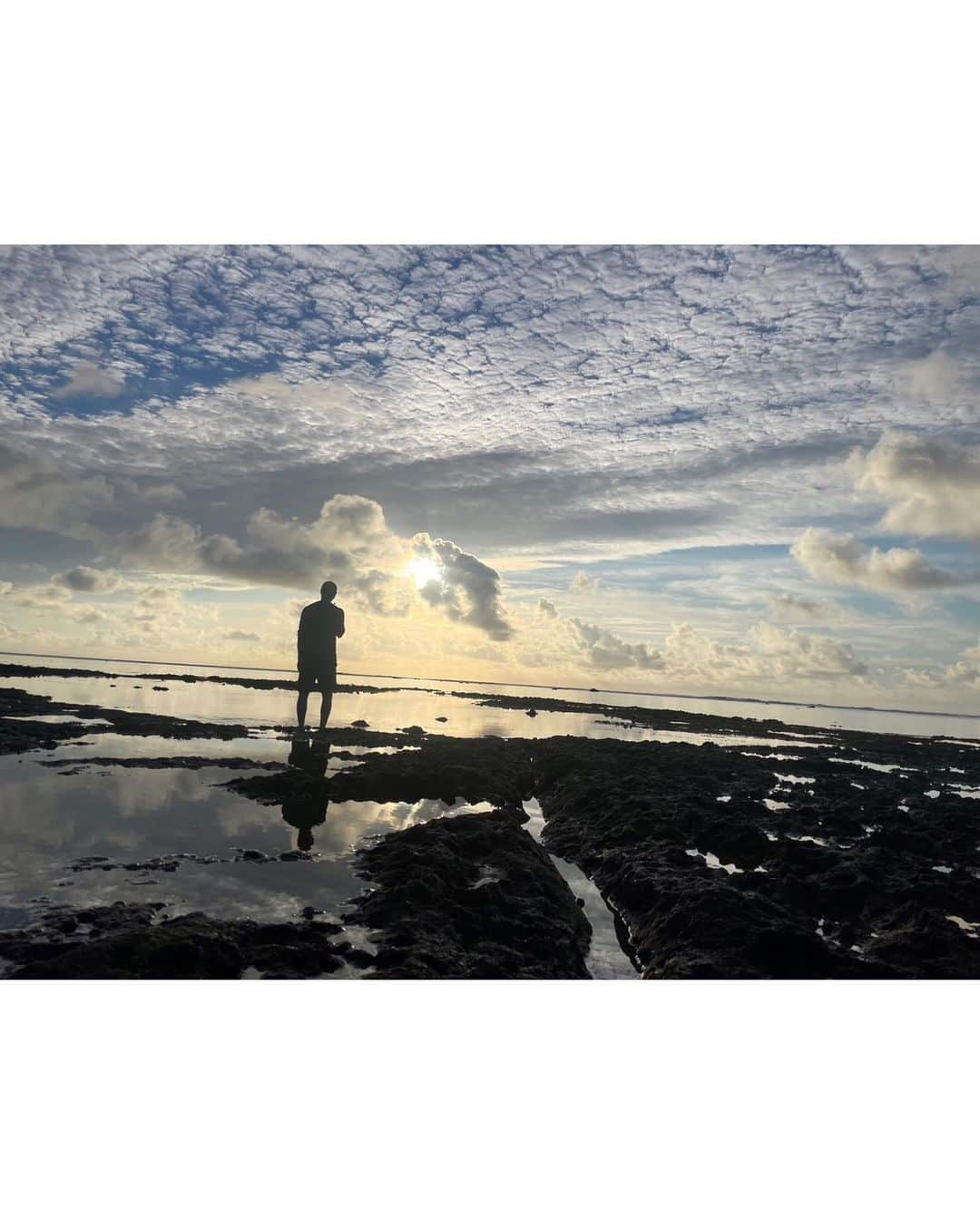 北野貴之さんのインスタグラム写真 - (北野貴之Instagram)「感謝の朝日。 海から出る朝一の太陽に手を合わせて、朝起きから手を合わせた時間。 太陽、光、雲龍、鱗雲、大自然が創り出した姿が美しかった。 「センシティブ(sensitive)感じる」⇔「センス(sense)」  頭、目、脳回転、後ろのセンサーがさらに高まった。  本気で生きる、全力で生きる 島も都会も、日本も世界も変わることはない志！」10月31日 9時48分 - takashi_kitano