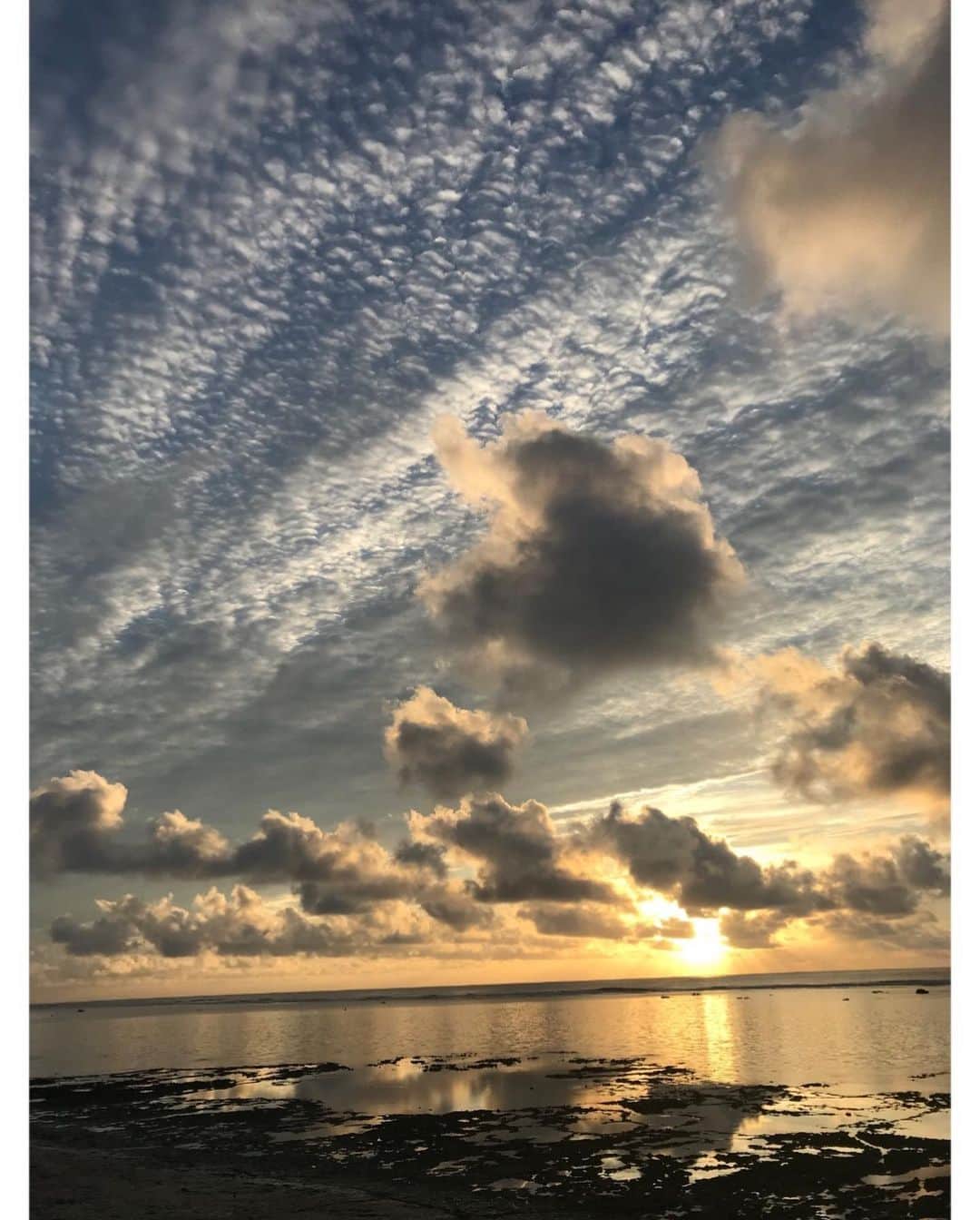 北野貴之さんのインスタグラム写真 - (北野貴之Instagram)「感謝の朝日。 海から出る朝一の太陽に手を合わせて、朝起きから手を合わせた時間。 太陽、光、雲龍、鱗雲、大自然が創り出した姿が美しかった。 「センシティブ(sensitive)感じる」⇔「センス(sense)」  頭、目、脳回転、後ろのセンサーがさらに高まった。  本気で生きる、全力で生きる 島も都会も、日本も世界も変わることはない志！」10月31日 9時48分 - takashi_kitano
