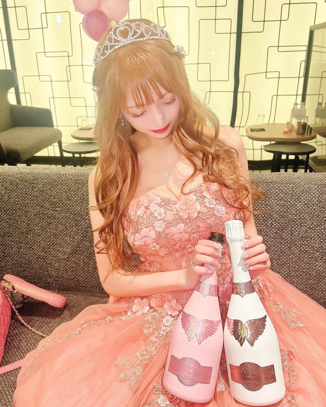 美咲ゆいさんのインスタグラム写真 - (美咲ゆいInstagram)「ゆい好みのカラー💓 エンジェルシャンパン👼🥂  #ゆいぴの誕生日 #将来の夢は王妃 #王族  #エンジェルシャンパン  #エンジェルシャンパンロゼ  #ピンクの可愛いシャンパン　 #ジェントル  #ジェントルマンズクラブ  #美咲ゆい」10月31日 9時53分 - yui.m17