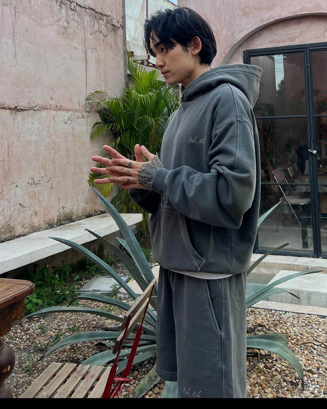 Kensukeさんのインスタグラム写真 - (KensukeInstagram)「Washed Black & Washed Gray Hoodie  ・ ・ @monkmode.jp  ・ ・ They are both 5'8" tall」10月31日 9時56分 - kensuke__tokyo