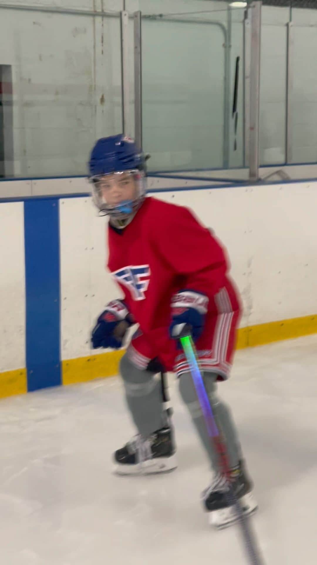 エレーネ・ゲデヴァニシヴィリのインスタグラム：「Episode 1 of Gravesie Weekly 🧠   @ryangraves8712  @mid_fairfield_hockey @besahockey  @cuttingedgeiceacademy_」
