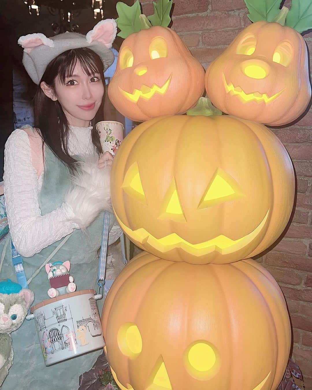 倉岡生夏さんのインスタグラム写真 - (倉岡生夏Instagram)「🎃😻👻 ・ ・ happy Halloween！ 今年もハロウィンパーティーに、ディズニーハロウィンもできました♡ seaでジェラトーニ仮装❣️衣装は帽子以外手作りです♡ ジェラトーニ素材の生地のジャンパースカートきにいりました♡ ・ なにより10月が終わってしまって、今年残り2か月な事に驚きですよね！？ 今年も御節料理教室やりますよ〜♡残りも頑張りましょうね♡  ・ ・ ・ ・ #ディズニーハロウィン #ディズニーハロウィン仮装 #dハロ #dハロ仮装 #ジェラトーニ #ダッフィーフレンズ #ハロウィン仮装 #コスプレ女子 #仮装ディズニー #ハロウィン仮装 #ディズニーコーデ #ディズニー部 #ディズニー好きな人と繋がりたい #ジェラトーニコスチューム #ディズニー写真 #ハロウィン🎃 #tokyodisneysea #disneyhalloween #japanesegirl #halloweenmakeup」10月31日 20時53分 - kinatty.land