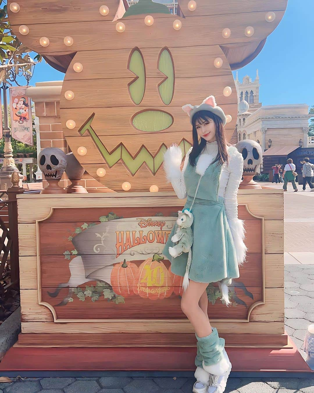 倉岡生夏さんのインスタグラム写真 - (倉岡生夏Instagram)「🎃😻👻 ・ ・ happy Halloween！ 今年もハロウィンパーティーに、ディズニーハロウィンもできました♡ seaでジェラトーニ仮装❣️衣装は帽子以外手作りです♡ ジェラトーニ素材の生地のジャンパースカートきにいりました♡ ・ なにより10月が終わってしまって、今年残り2か月な事に驚きですよね！？ 今年も御節料理教室やりますよ〜♡残りも頑張りましょうね♡  ・ ・ ・ ・ #ディズニーハロウィン #ディズニーハロウィン仮装 #dハロ #dハロ仮装 #ジェラトーニ #ダッフィーフレンズ #ハロウィン仮装 #コスプレ女子 #仮装ディズニー #ハロウィン仮装 #ディズニーコーデ #ディズニー部 #ディズニー好きな人と繋がりたい #ジェラトーニコスチューム #ディズニー写真 #ハロウィン🎃 #tokyodisneysea #disneyhalloween #japanesegirl #halloweenmakeup」10月31日 20時53分 - kinatty.land