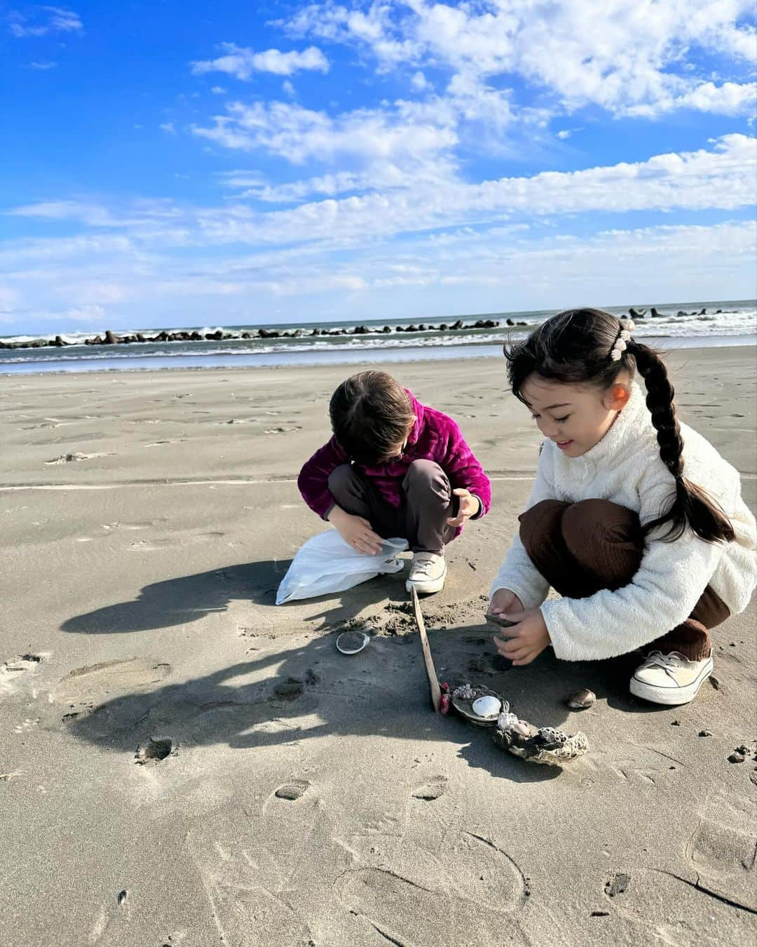 アレン明亜莉クレアさんのインスタグラム写真 - (アレン明亜莉クレアInstagram)「🐚  九十九里浜に行きました！！ 貝がたくさんあっておままごとをしたり、貝拾いをしました！  天気が良かったのですが、風が強くて寒かったです😭  #九十九里浜 #海 #アレン明亜莉クレア #8歳」10月31日 20時53分 - mary.2015c