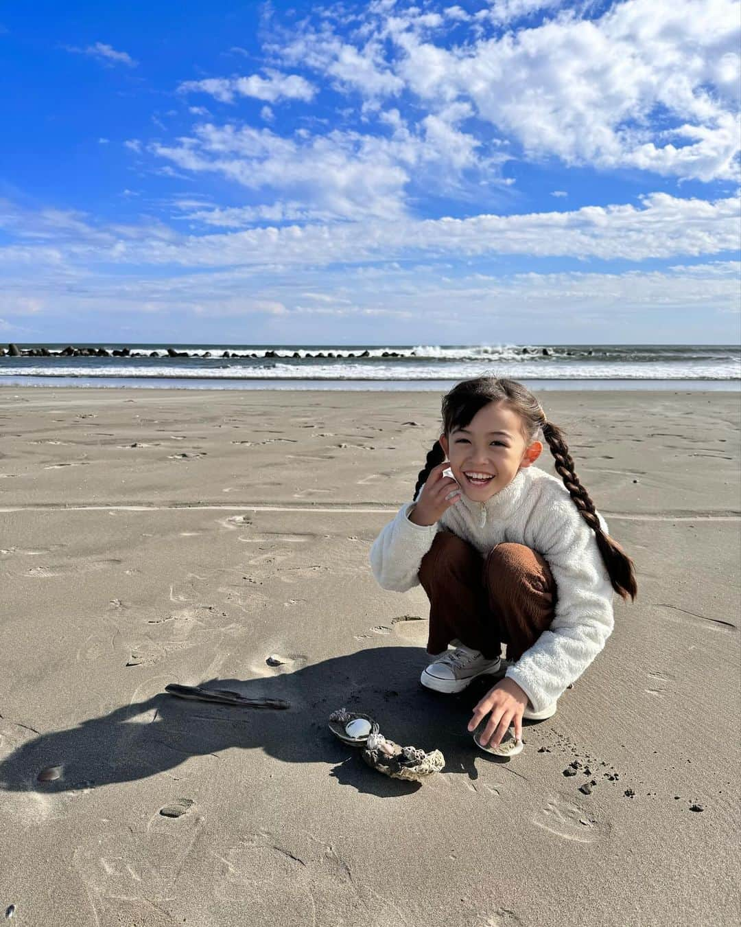 アレン明亜莉クレアさんのインスタグラム写真 - (アレン明亜莉クレアInstagram)「🐚  九十九里浜に行きました！！ 貝がたくさんあっておままごとをしたり、貝拾いをしました！  天気が良かったのですが、風が強くて寒かったです😭  #九十九里浜 #海 #アレン明亜莉クレア #8歳」10月31日 20時53分 - mary.2015c