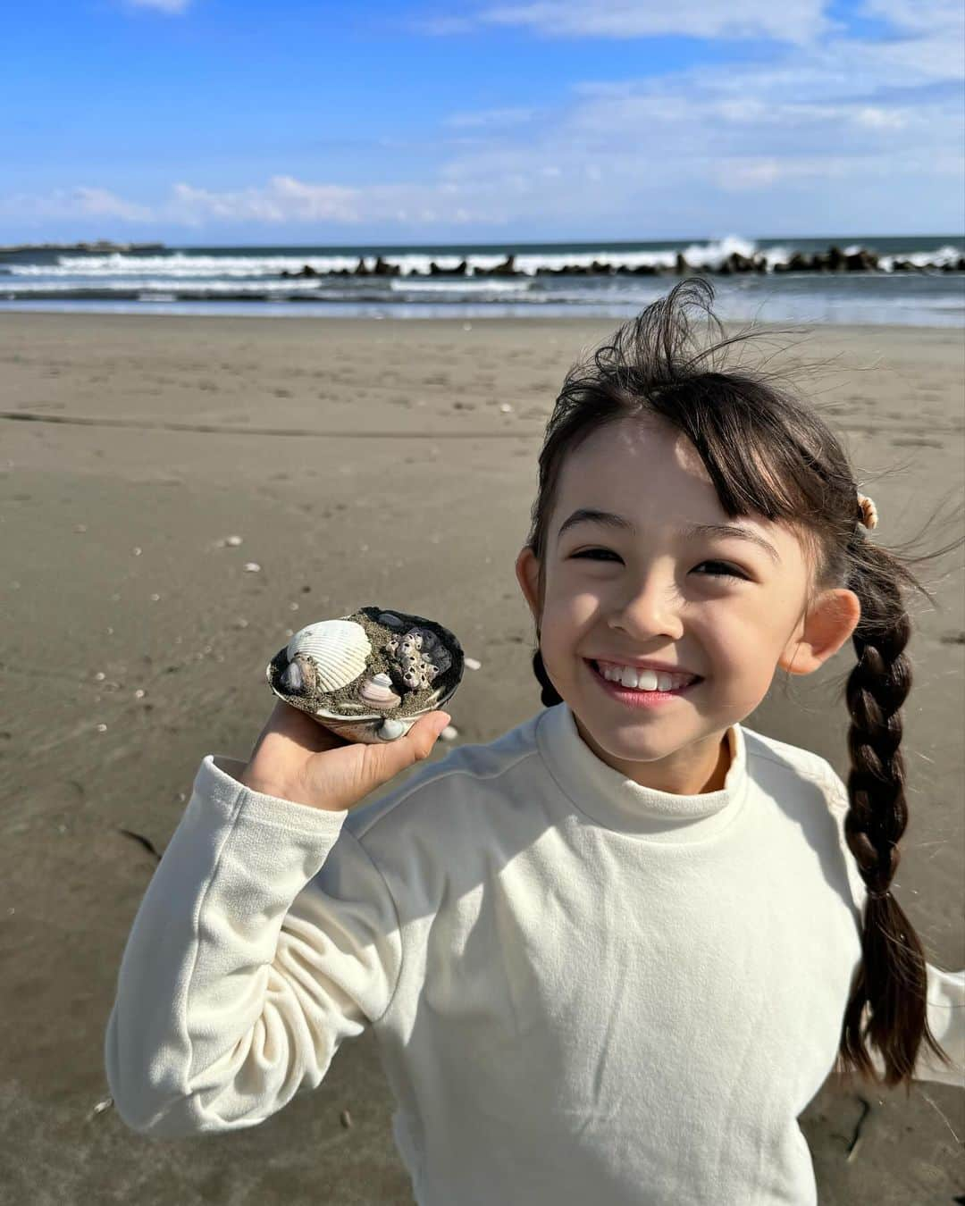 アレン明亜莉クレアさんのインスタグラム写真 - (アレン明亜莉クレアInstagram)「🐚  九十九里浜に行きました！！ 貝がたくさんあっておままごとをしたり、貝拾いをしました！  天気が良かったのですが、風が強くて寒かったです😭  #九十九里浜 #海 #アレン明亜莉クレア #8歳」10月31日 20時53分 - mary.2015c