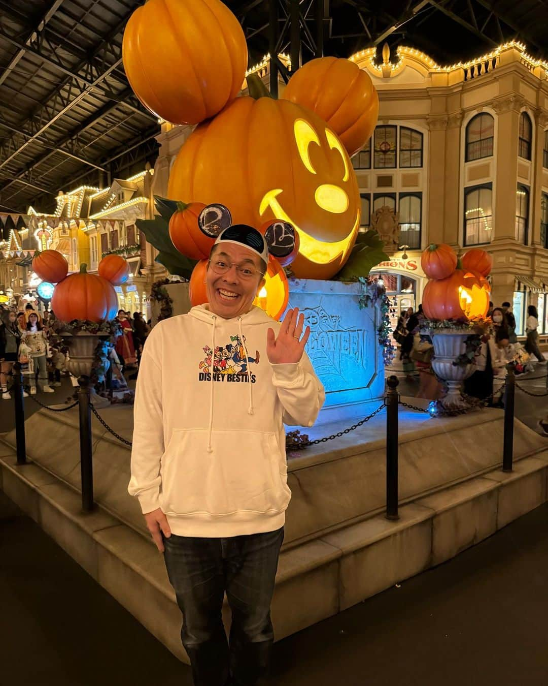 上田昌幸のインスタグラム：「31日にディズニーランド👻  たくさん仮装見れて大満足でした😆  ハッピーハロウィーン🎃  #東京ディズニーランド #ディズニーハロウィーン #これイヴの仮装 #ではないです😅 #またワンコイン仮装チャレンジするか🤣 #トイレ行きたい」