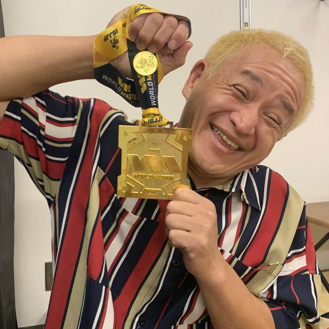 矢部太郎のインスタグラム：「ルミネで世界チャンピオンに会いました！福島くんおめでとう㊗️！このメダルかなり重くて尖ってて、普通の人では持つの危険を感じる物でした。 #ガリットチュウ #ワールドマスター柔術世界選手権」