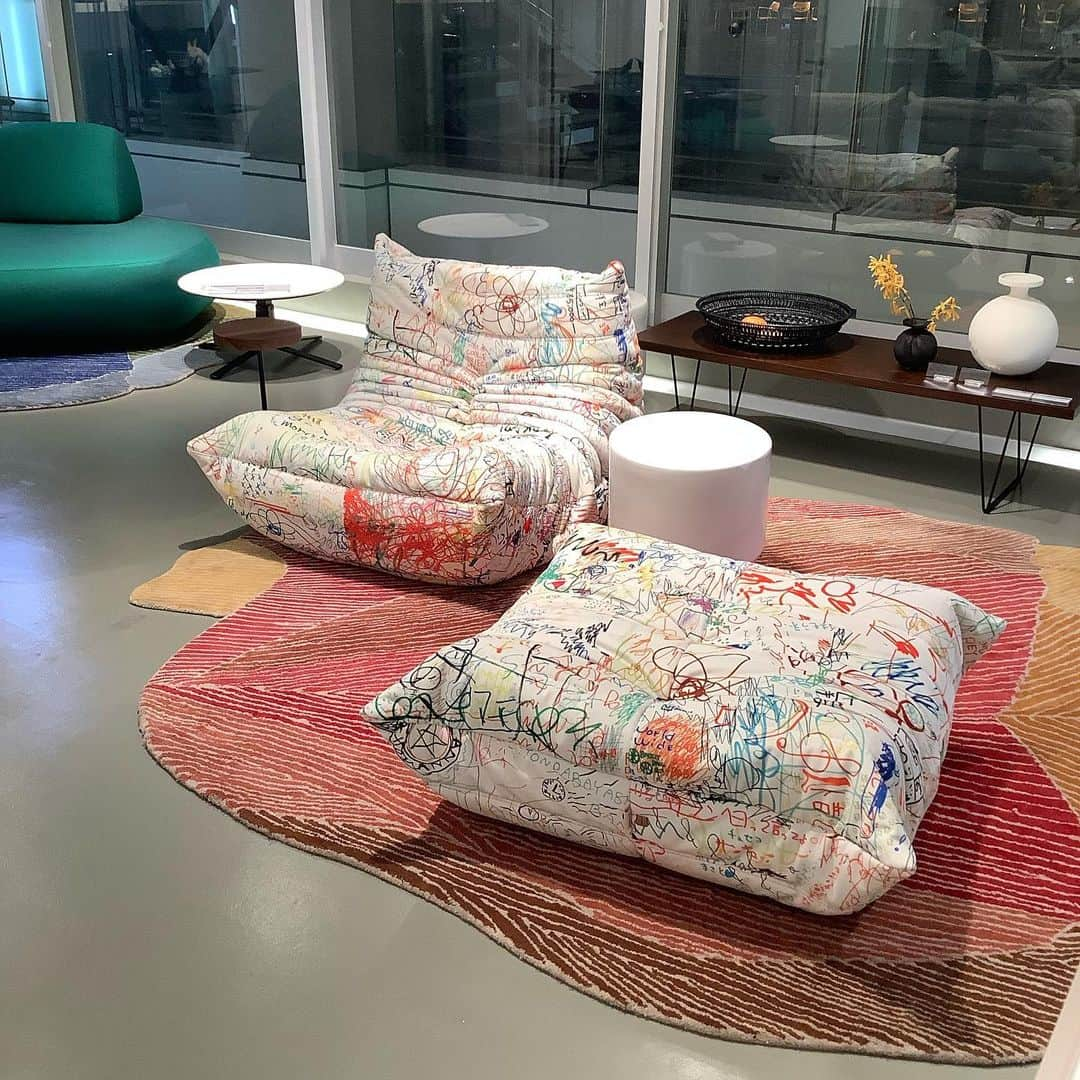 ligne roset shopさんのインスタグラム写真 - (ligne roset shopInstagram)「【ROSETTogo TAMESHIGAKI】  ロゼトーゴ50周年限定ファブリックTAMESHIGAKI(ためしがき)。 アートディレクターの とんだ林 蘭さんがデザインした特別な生地です。表面を起毛させベルベット調に仕上げ高度な印刷技術によってプリントされています。また、タグはヌメ革を使用した特別仕様です。※先着300台限定 生地はリピートが無いため、何処にどの様な柄がくるか分からないアーティスティックなモデルです。是非是非ご体感ください。リーン・ロゼ東京にて展示中です。  #ligneroset #lignerosettokyo #interior  #furniture  #myligneroset  #リーンロゼ #リーンロゼ東京 #インテリア #リーンロゼのある暮らし #とんだ林蘭 #tameshigaki #rosettogo #ロゼトーゴ」10月31日 20時47分 - ligneroset_jp_shop