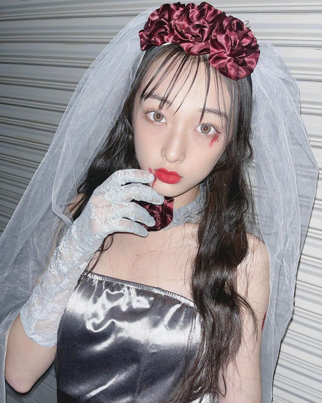 乃江咲綾のインスタグラム：「ハッピーハロウィン🎃 ゾンビ花嫁に仮装したよ👰‍♀️🌹 #09 #jc #jc2 #ハロウィン #コスプレ#花嫁#ゾンビ」