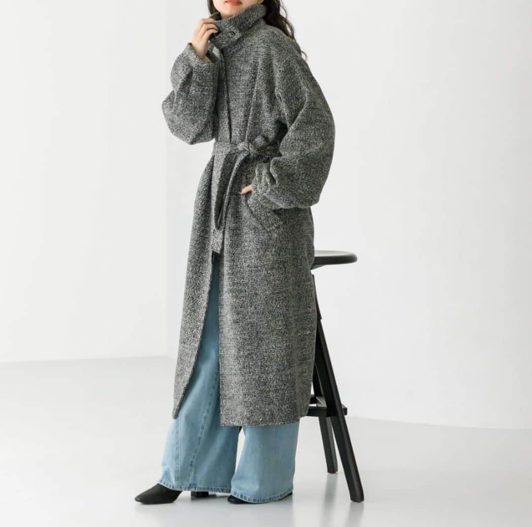 mysticさんのインスタグラム写真 - (mysticInstagram)「【pick up item】  •ステンカラーロングコート ¥17,600（税込） color : BE/BRN/GRY/BLK size : 1,2  トレンドのステンカラーロングコートがリバイバルで登場。 ウエストマーク可能で1枚で決まるアイテムです。  是非ご覧くださいませ。 ⁡ palcloset / zozotown / iLUMINE  #mystic #mystic_2023aw #カジュアル #大人カジュアル #着回し #着回しコーデ  #シンプルコーデ #大人カジュアル #着回し #カーディガン #カーデ #ショートシャツ#シャツ#シャツコーデ #ラメニット #秋カラー #カラバリ#秋コーデ#秋服コーデ#ブラウス」10月31日 21時10分 - mystic_pr