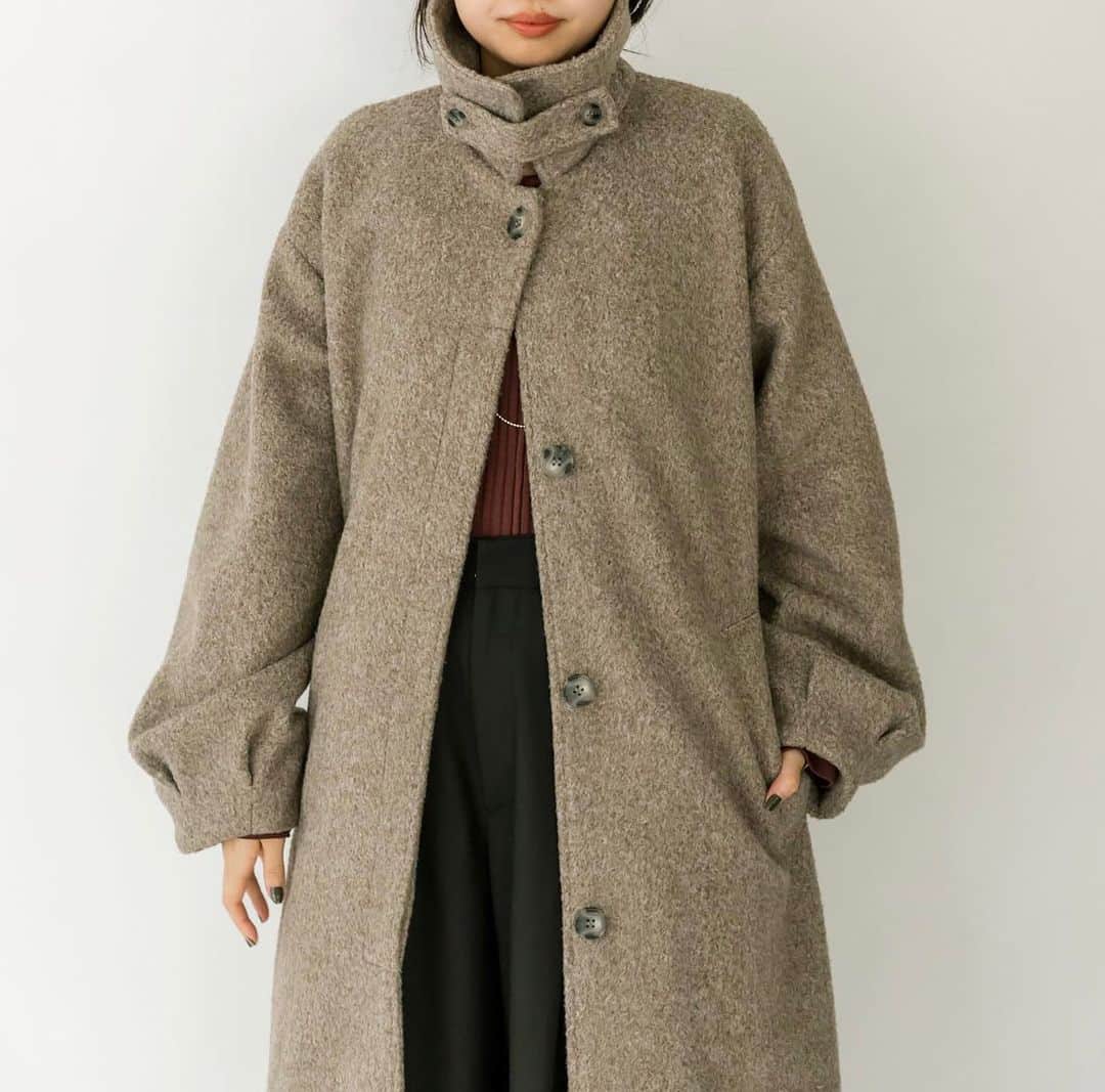 mysticさんのインスタグラム写真 - (mysticInstagram)「【pick up item】  •ステンカラーロングコート ¥17,600（税込） color : BE/BRN/GRY/BLK size : 1,2  トレンドのステンカラーロングコートがリバイバルで登場。 ウエストマーク可能で1枚で決まるアイテムです。  是非ご覧くださいませ。 ⁡ palcloset / zozotown / iLUMINE  #mystic #mystic_2023aw #カジュアル #大人カジュアル #着回し #着回しコーデ  #シンプルコーデ #大人カジュアル #着回し #カーディガン #カーデ #ショートシャツ#シャツ#シャツコーデ #ラメニット #秋カラー #カラバリ#秋コーデ#秋服コーデ#ブラウス」10月31日 21時10分 - mystic_pr
