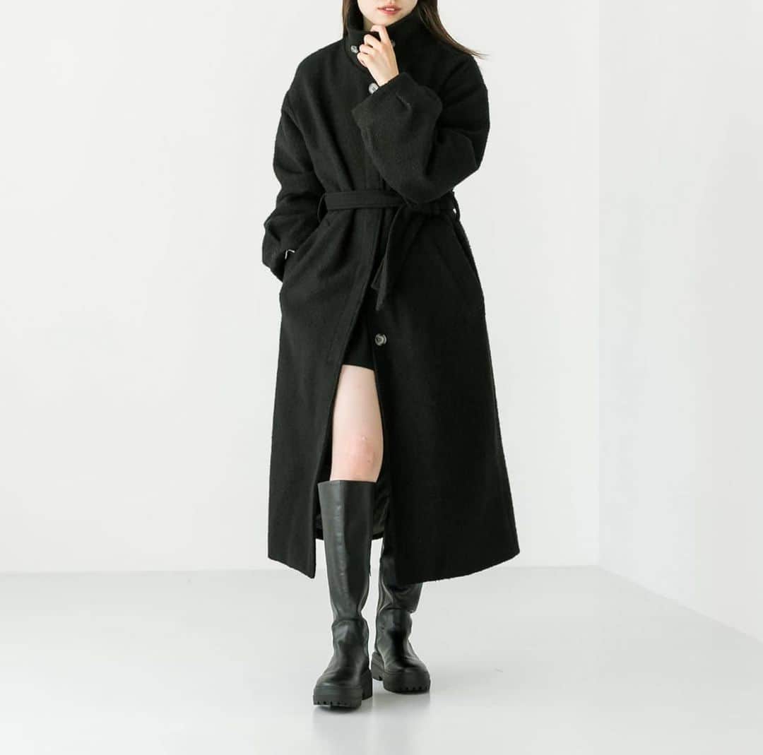 mysticさんのインスタグラム写真 - (mysticInstagram)「【pick up item】  •ステンカラーロングコート ¥17,600（税込） color : BE/BRN/GRY/BLK size : 1,2  トレンドのステンカラーロングコートがリバイバルで登場。 ウエストマーク可能で1枚で決まるアイテムです。  是非ご覧くださいませ。 ⁡ palcloset / zozotown / iLUMINE  #mystic #mystic_2023aw #カジュアル #大人カジュアル #着回し #着回しコーデ  #シンプルコーデ #大人カジュアル #着回し #カーディガン #カーデ #ショートシャツ#シャツ#シャツコーデ #ラメニット #秋カラー #カラバリ#秋コーデ#秋服コーデ#ブラウス」10月31日 21時10分 - mystic_pr