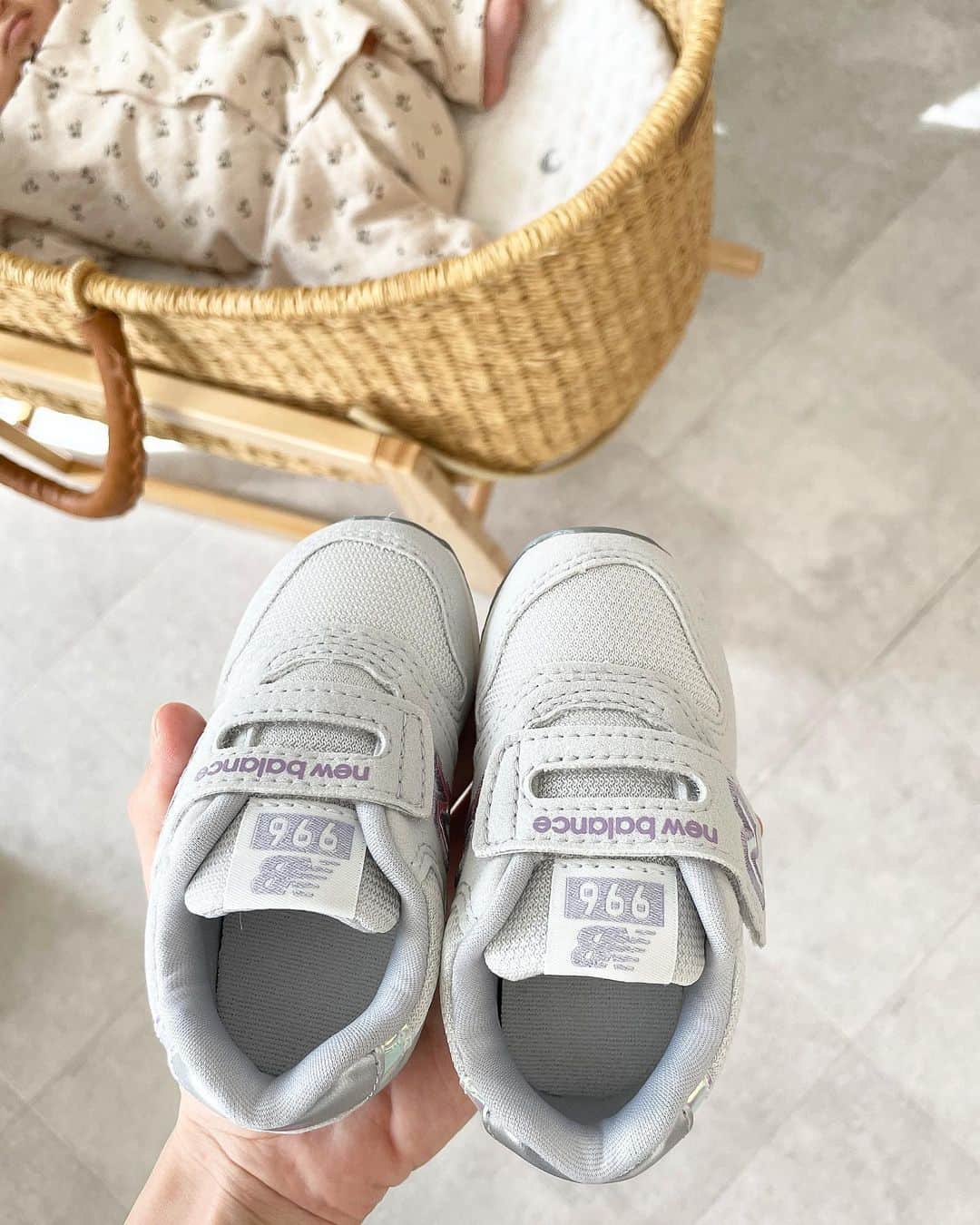 伊藤沙織のインスタグラム：「まだまだ早いけど、娘のファーストシューズをgetしました👟🤍  なぜNBにしたかというと、保育士認定獲得のキッズ996は子どもの足の発育を考える上で心強い一足だから。  ☑︎靴全体で足をサポートできるので、ぐらつきを防いで安全に運動が行える ☑︎こどもの足が自然に屈曲できるようアシスト。シューズの先が曲がるように設計しているので自然な歩行を実現している。 ☑︎つま先を動かしやすいよう、ゆとりのある扇状になったキッズ専用のラストで成長をサポート。 ☑︎ハーフサイズ展開で、子どもの足の成長に合わせてぴったりなものが見つかる。  見た目がお洒落なだけではなく、子どもの足を想ったこだわりの機能が込められています👟🤍  NB公式オンラインストアにてキッズシューズは全品送料無料🗃 会員の方はお子様の誕生日ご登録で誕生日月にKIDSバースデークーポンをプレゼントしているそうです🎁  #PR #newbalance #ニューバランス #子供靴 #キッズコーデ」