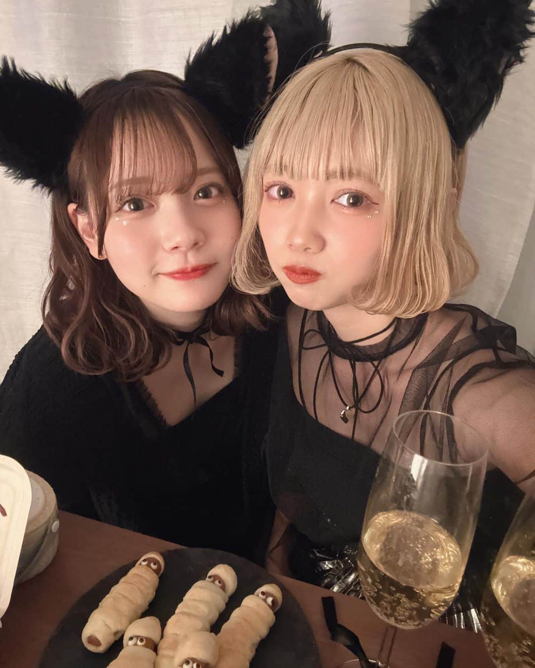 NANOKAのインスタグラム：「Happy Halloween🎃🎀 ゆまと2s🐈‍⬛♡  #ハロウィン #ハロウィンコスプレ #ハロウィンパーティー #ホームパーティー #ハロウィン仮装 #ハロウィンメイク #ハロウィンスイーツ」