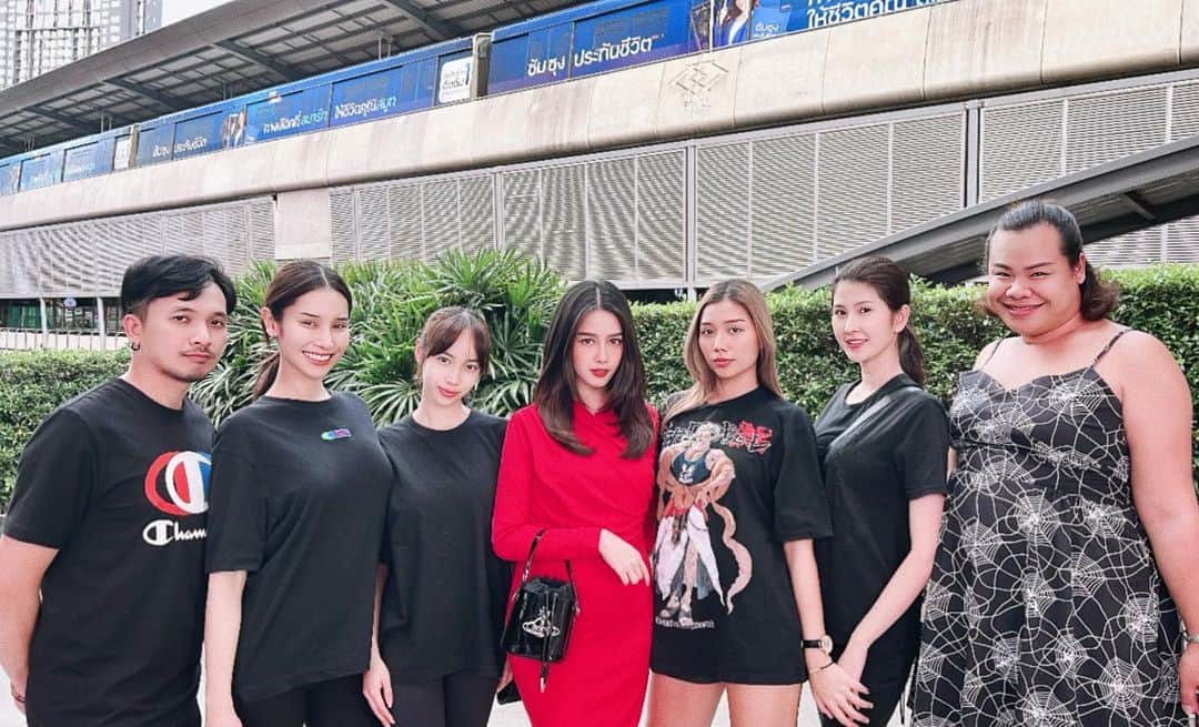 アミーナ・ピニットのインスタグラム：「🤫! ไม่บอก เดี๋ยวโดนเลียนแบบ   #ควีนมาสเตอร์โมอมีนา   🥱🤯🫣」