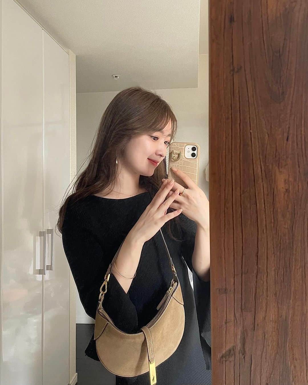 大野愛友佳のインスタグラム：「今季のnew bagは @poloralphlauren 🐎  black opに映える✨  スウェードの生地とチャームが可愛くておきにいり。 miniだけど、マチがあってしっかり入るのもうれしい◎  ドレスだけじゃなく、 カジュアルにデニムとかにも合わせられそう🏷️💭  #PR#PoloID#PoloRalphLauren#RalphLauren #ポロラルフローレン#ミニバッグ#秋コーデ」