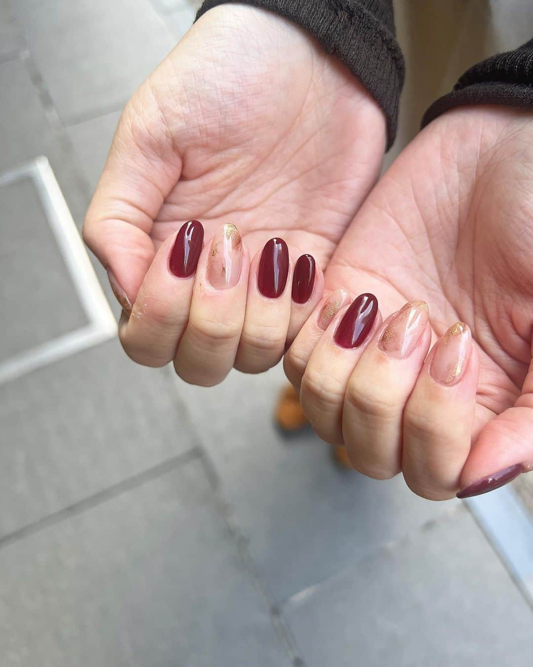 Kana Kobayashiさんのインスタグラム写真 - (Kana KobayashiInstagram)「#nails #Bordeaux #ネイル #ネイルアート #ネイルデザイン #秋ネイル #インクネイル #大人ネイル #シンプルネイル #マーブル #東京ネイルサロン #日本橋 #三越前」10月31日 19時26分 - anela_kana