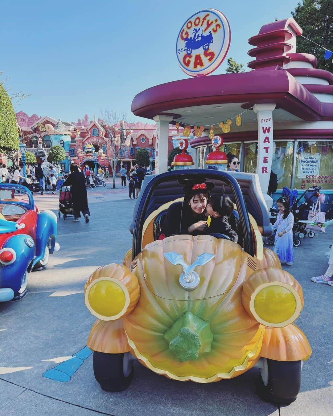 山崎愛香さんのインスタグラム写真 - (山崎愛香Instagram)「. ハッピーハロウィン👻🎃 息子のお誕生日が10月なのでdハロに便乗してミッキー&ミニー仮装って事で🥸 いつかは本気仮装したい。と思います。 #ディズニーランド」10月31日 19時26分 - manaka_yamazaki