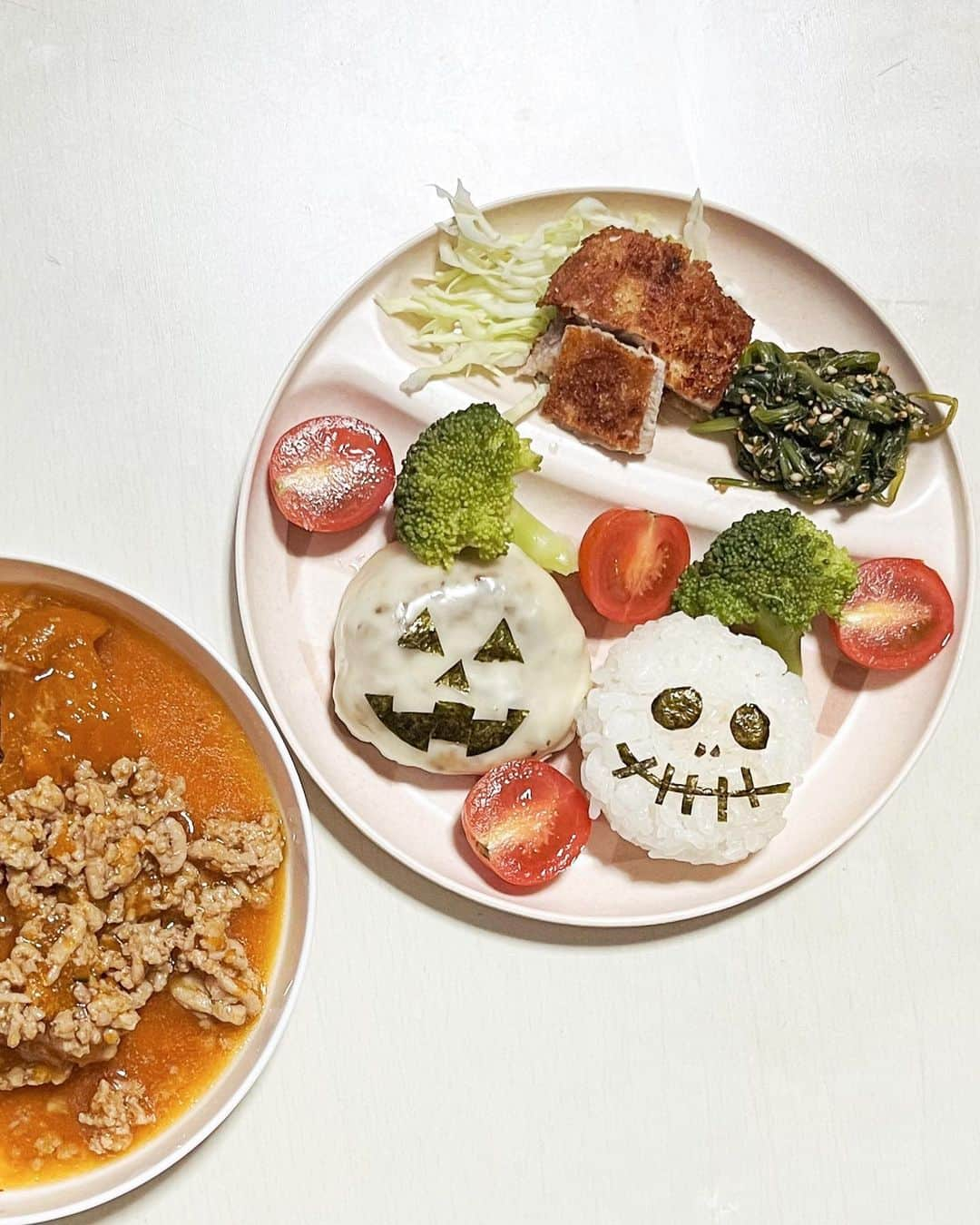 ayacasuさんのインスタグラム写真 - (ayacasuInstagram)「Happy Halloween🎃🪄ˊ˗ * 最近お菓子食べたらごはん食べなくなっちゃうから お菓子はなるべく我慢してもらってる😏 ( まぁ怒り狂うけど🤣 ) ごはん食べたらお菓子食べよーね😂笑 3歳なったしチョコも解禁しようか🍫♡ * 毎年誕生日が終わって一息つく暇もなく ハロウィンがくるからいつも手抜きやけどw SHEINとDAISOで揃った🦇🕸️ * * #ハロウィン #ハロウィンごはん #happyhalloween #ハロウィンパーティー #3歳男の子 #boo #trickortreat #ハロウィンフォト #ハロウィン仮装 #はろうぃん」10月31日 19時19分 - ayk0723