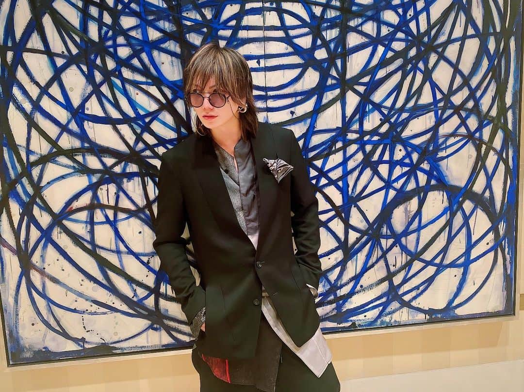 太田和樹／かずちぇるのインスタグラム：「スーツどうでっしゃろ！  15年来の親友の結婚式は 乾杯の挨拶をトイレットペーパーに書いて読みました。  #スーツもサルエル #結婚式もjulius #結婚式のコンはコンパのコン #だだ滑り #ato #julius_7 #chromehearts #mensegg #egg #メンエグ #エッグ」