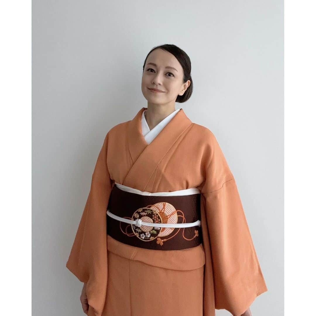 牧瀬里穂のインスタグラム：「先日の夫の茶道のお稽古のお手伝い 夫がお点前する時 お客様をさせていただくことや 水屋やお点前の準備片付けをすることが主ですが 夫がお客様のお稽古をする時は 私がお点前をさせていただくので 先生は私のお点前にもご注意をくださいます 今回は唐物茶入をしました 真のお稽古の後だと変に難しく考えすぎて 「あれっ⁉️あれっ⁉️」となってしまうことがありましたが 丁寧にご指導くださり ごちゃごちゃになっていた部分が整理ができました  お稽古の後の自服は 緊張の糸が解けて　ぼーっとお茶をいただく時間 御茶碗は先日 京都の高島屋さんで 杉田眞龍さんの襲名展で出会った御茶碗です 今年の夏は暑すぎたので 紅葉がどうなるかと思いましたが 色づき始めましたね 御茶碗の紅葉もまだ青いものあり 色づいたものもあり 今にぴったりです  着物は先生に 「秋らしい色合いの着物と帯の組み合わせですね」と 褒めていただきました 鼓紋様の帯の地色は焦茶色なのですが 写真だとうまくその通りの色が出ない、、、 いつも 「このモチーフを使って　色はこんな感じで」と 大まかな事だけをリクエストして 作ってもらっています 紐の流し方や刺繍の色使い、、、 とても気に入っています  メイクは @hiromicoy のインスタライブ　毎日BEAUTY LIVE  で 先日は　(松ベースメイク) 松竹梅あって 松はハレの日や　きちんとメイクをしたい時と 言っていいでしょうか 着物を着ると 普段の薄付きのファンデーションだと やはり絹の光りや重さに負けてしまうので 早速　松ベースメイク なかなかいい感じでした！ 着物と顔のバランス⁉️が合ったような気がします😆 あとは普段とは大きく変わらないですが お着物の時は アイラインをきちんと引く リップは普段より色目のあるものを使う　などを 意識しています  今日で10月も終わり　そして明日は11月 わかってはいるけど 今年があと2ヶ月しかないなんて、、早い！ なんだか気持ちは急いてくるけど フ〜っと肩の力を抜いて キラキラした街を楽しみたいと思います😊」