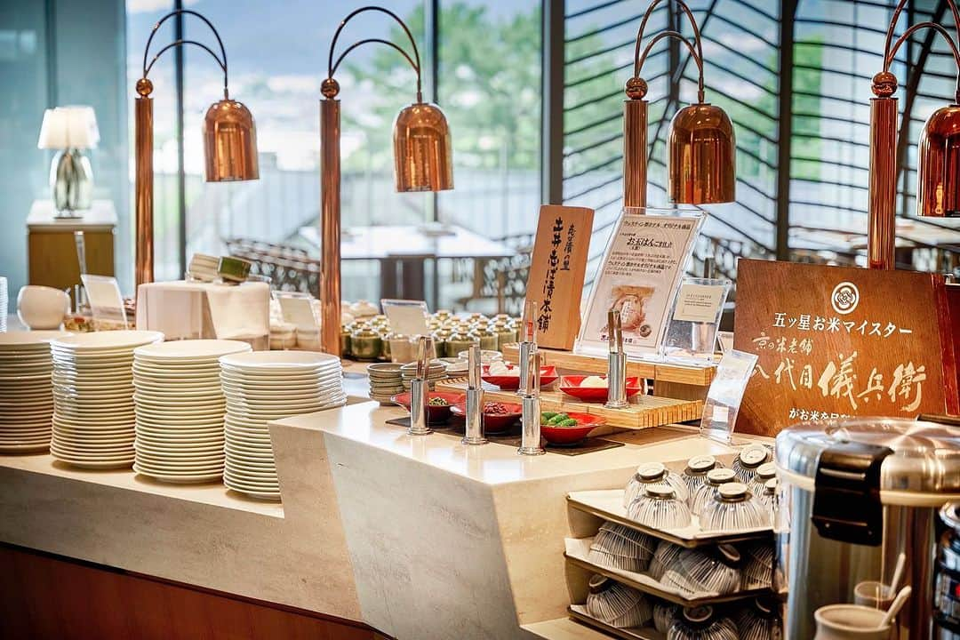 THE WESTIN KYOTO ウェスティン都ホテル京都さんのインスタグラム写真 - (THE WESTIN KYOTO ウェスティン都ホテル京都Instagram)「京都の秋の美味をあつめた贅沢メニュー【京都の味覚ブッフェ】    松茸や鰤など秋の深まりと京都らしさを感じる和洋メニューをはじめ、地元京都で愛される老舗の食材や持続可能な食の循環など地域貢献の取り組みを進める龍谷大学農学部と(株)石野味噌が開発した白味噌を使用したメニューなどをご用意します。また、人気のローストビーフはランチ・ディナーともにご提供、ディナーでは土日祝日限定でいくらボールや蝦夷鮑の鉄板焼きなど食欲の秋にふさわしい豪華メニューも登場します。   【開催期間】2023年11月1日（水）～11月30日（木） 【開催店舗】2階　オールデイダイニング「洛空」 【営業時間】ランチ11：30～14：30（土・日・祝日は30分延長）/　ディナー17：00～21：00 【料　　金】ランチ大人平日5,500円　/　土・日・祝日7,000円 ディナー大人平日7,500円　/　土・日・祝日9,000円 ※大人料金につき小学生1名様分無料（幼児無料） 【ご予約・お問い合わせ】プロフィールのリンクから「Seasonal　Buffet」へ TEL075-771-7158（レストラン予約係） 受付時間: 10：00～19：00   to share your images with us! @westinmiyakokyoto   #インクライン #南禅寺 #京都ビュッフェ　#marriottbonvoy #marriottbonvoymoments　#kyotobuffet #京都好きな人と繋がりたい #京都好き #京都散策 #amazingkyoto　#京都観光　 #京都ランチブッフェ #ホテルブッフェ　#京都ランチ　#京都ディナー #京都グルメ #食欲の秋　#京都　#家族ランチ #ウェスティン都ホテル京都 #westinmiyakokyoto」10月31日 19時21分 - westinmiyakokyoto