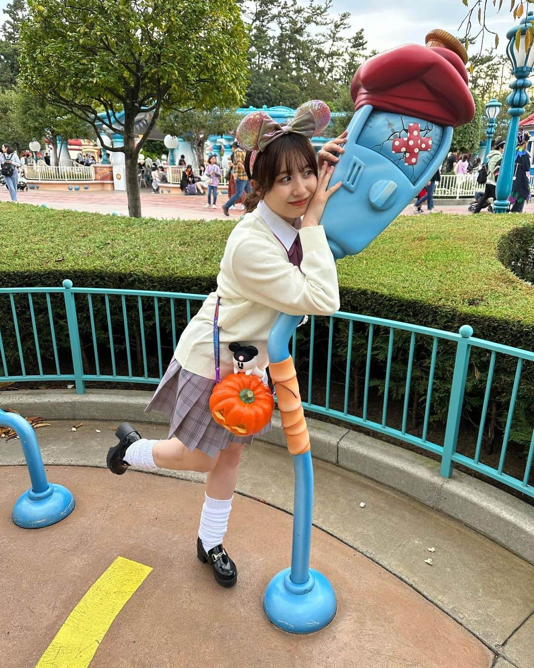 浅倉樹々さんのインスタグラム写真 - (浅倉樹々Instagram)「.  はぴはろ🎃❤️  少し前に制服ディズニーしたんだ コスプレってことで載せときます👻  #halloween  #制服ディズニー」10月31日 19時22分 - kiki_asakura.official