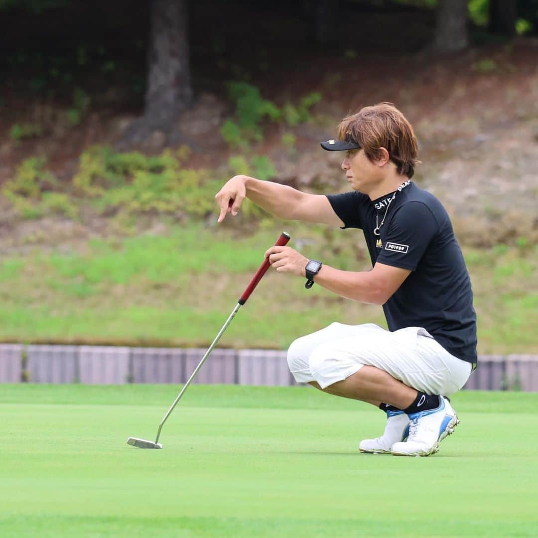 Gridge（グリッジ）さんのインスタグラム写真 - (Gridge（グリッジ）Instagram)「2023.8.24　北海道予選レポート📝  今年の北海道は暑かった・・・ 開催日の前後を通して北海道では「熱中症警戒アラート」が出るなど各地で猛暑となっていました🌞💥 夏の平均気温が20度前後、多くの一般家庭や、飲食・商業施設でもエアコンがないのが普通なくらい夏でも涼しい苫小牧でも、めったにないくらいの異常な暑さだったそうです🥵 （冷房慣れしている運営メンバーは、外気温よりもエアコンがない室内が苦痛でした）  北海道のゴルフはスループレーが基本のため、コースによっては９番ホール終了時に（ハーフターンで）クラブハウスに戻ってこないコースレイアウトになっているところもあります。 会場の北海道ゴルフ倶楽部もそうで、INスタートは11番ホールからと変則スタート🏌️  参加者の皆様、慣れない暑さに苦しまれ、集中力が欠けたり、プレーが雑になったり、思うようなプレーができなかった方も多かったと思います😣 そんな中でも楽しそうな皆様の笑顔や真剣な表情で、大会の雰囲気が伝わりますように🙏  ベストドレッサー賞（ベストペアコーデ賞）は「お水の花道」ペア👭✨ サンバイザーから靴下までお揃いで、全てが反対色で統一した遊び心のあるペアコーデのこちらのペアをベストドレッサー賞に選ばせていただきました⭐️  北海道予選は1年目は雨で寒く、昨年は快晴（涼しくて最高！）、今年は湿度が高く蒸し暑い・・・ なかなか天候に恵まれませんが、快適な気候でラウンドできれば最高な夏の北海道。来年はまた晴れることを期待したいと思います😆🙏  #グリッジカップ #gridgecup #グリッジカップ2023 #gridge #グリッジ #ダブルス #ゴルフ競技 #ゴルフイベント #ゴルフ好き #ゴルフ男子 #ゴルフ女子 #ゴルフコンペ #スワンズゴルフ #スワンズサングラス #gridgecupに出よう」10月31日 19時22分 - gridge562