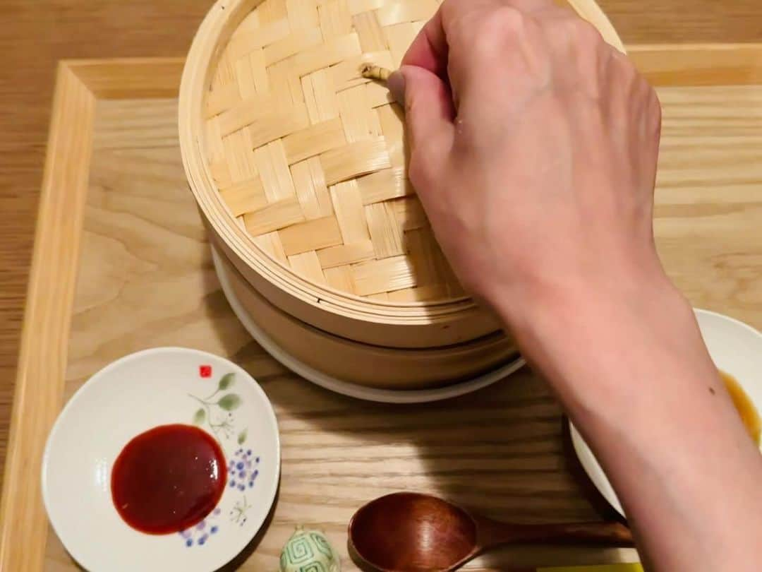 藤井美加子のインスタグラム：「🍴 おうちで飲茶 合羽橋で買ったせいろが大活躍♨︎🥟  #小籠包 #うちごはん #せいろ蒸し  #冷凍の小籠包 #美味しい #エスエルクリエーションズ」