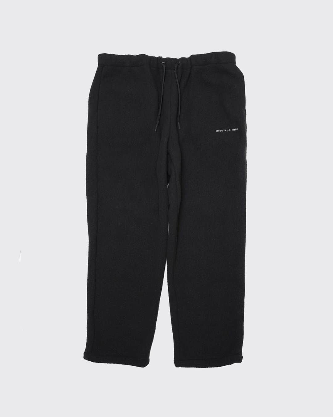 ミノトールのインスタグラム：「BOA 2W PANTS  FUNCTION : DURABILITY FEVER HEAT INSULATION LIGHT WEIGHT STRETCH    Made in Japan  現代生活で快適な素材、パーツ、ディティールによってアップデートしたボトムス。 テクニカルなボアフリース素材は、従来品に比べ驚くほどの軽量感で快適さと暖かさを兼ね備えた 生地。 摩擦に強く毛玉になりにくいタフさが加わり、外出時は勿論 室内着としての長時間の着用にも対応。 ドローコードでの裾幅の調整により2WAYシルエットに対応。 同素材アイテムとのセットアップ可能。  Bottoms updated with materials, parts, and details that are comfortable for modern life. The technical boa fleece material is surprisingly lightweight compared to conventional products, and is both comfortable and warm. It has added toughness that resists friction and pilling, making it suitable for long-term wear as indoor wear as well as when going out. It supports a 2-way silhouette by adjusting the hem width with a drawcord. Can be set up with items made of the same material.  SET-UP series : BOA ZIP HOOD  #minotaur_inst #minotaurinst #minotaur #ミノトールインスト #ミノトール #functional #comfortable #miyashitapark #tech #techwear #テック #relaxsmart #リラックススマート #relaxsmartwear #リラックススマートウェア #boa #inoutwear #madeinjapan #setup」