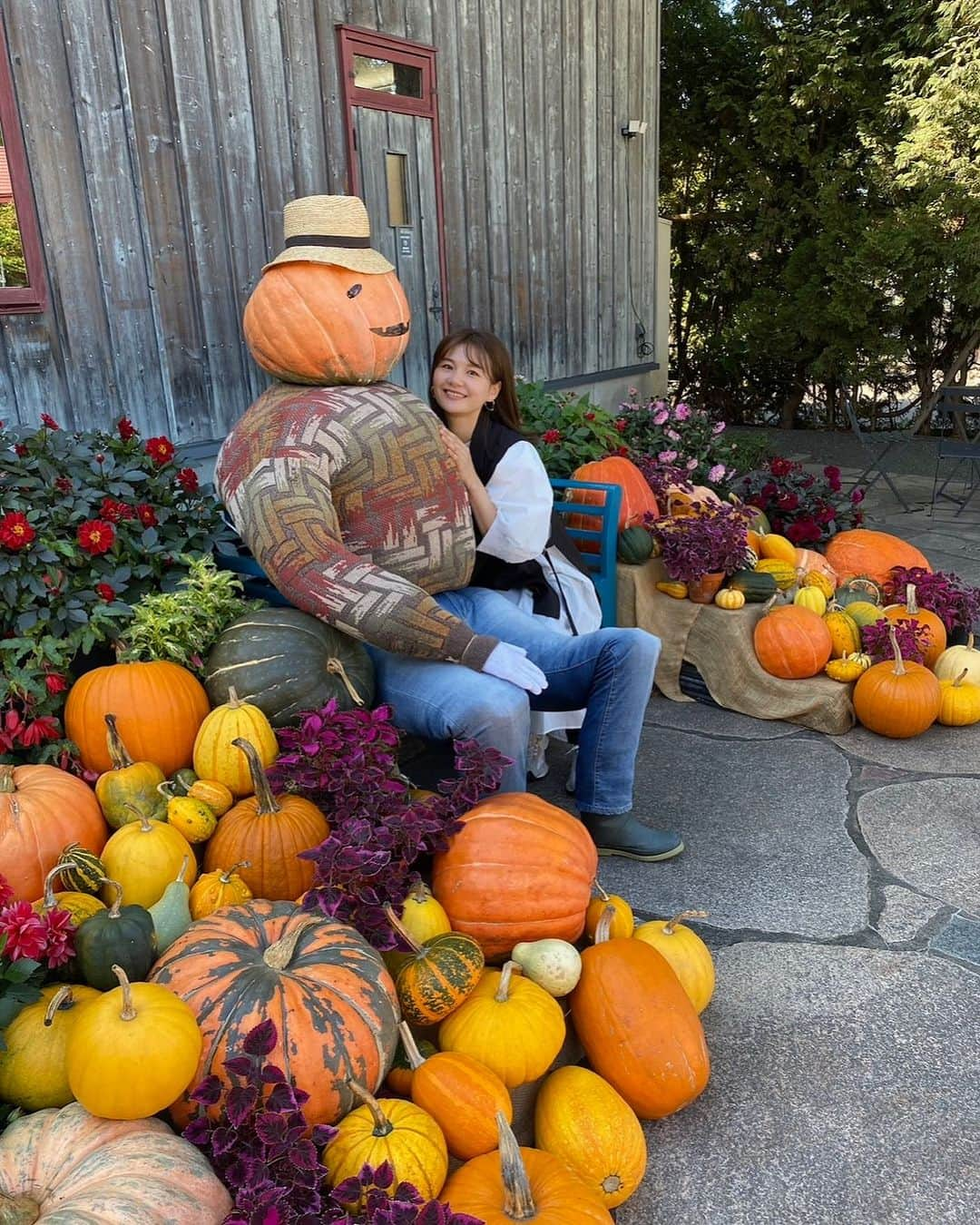 桜帆ゆかりのインスタグラム：「去年の🎃#上野ファーム　 憧れ続ける美しいお庭🌿また違う四季に必ず行きたい🥺  そして今日街で見かける仮装した子供たちの癒しったら😮‍💨💕  素敵なHalloweenを👻  #Halloween #pumpkinman #uenofarm」