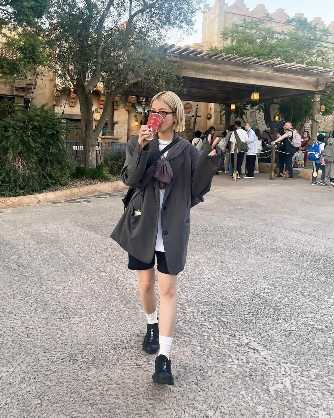 KARENさんのインスタグラム写真 - (KARENInstagram)「珍しくDisneyへ🐭  今週の木曜日に発売のLoose tailored JKと、発売中のhalf zip nylon pulloverを着て行った🏰！ カチッとしたジャケットにアウトドア味のあるnylon pulloverの組み合わせとってもすき⸜❤︎⸝  パーク入ってまずビール探すのやめよ？🍺  @suwdee_official  #suwdee#suwdeesnap  #disney#disneysea」10月31日 19時24分 - karen_nrsm