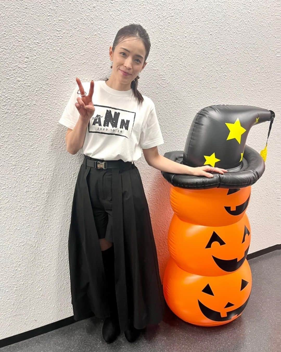 知念里奈さんのインスタグラム写真 - (知念里奈Instagram)「ハッピーハロウィン🎃👻  一枚目 ライダース @shiroma_official  2枚目 アクセサリー @chabi222   3枚目 スカート @violettaofficial_jp ブーツ @randa_pic」10月31日 19時24分 - rinachan29