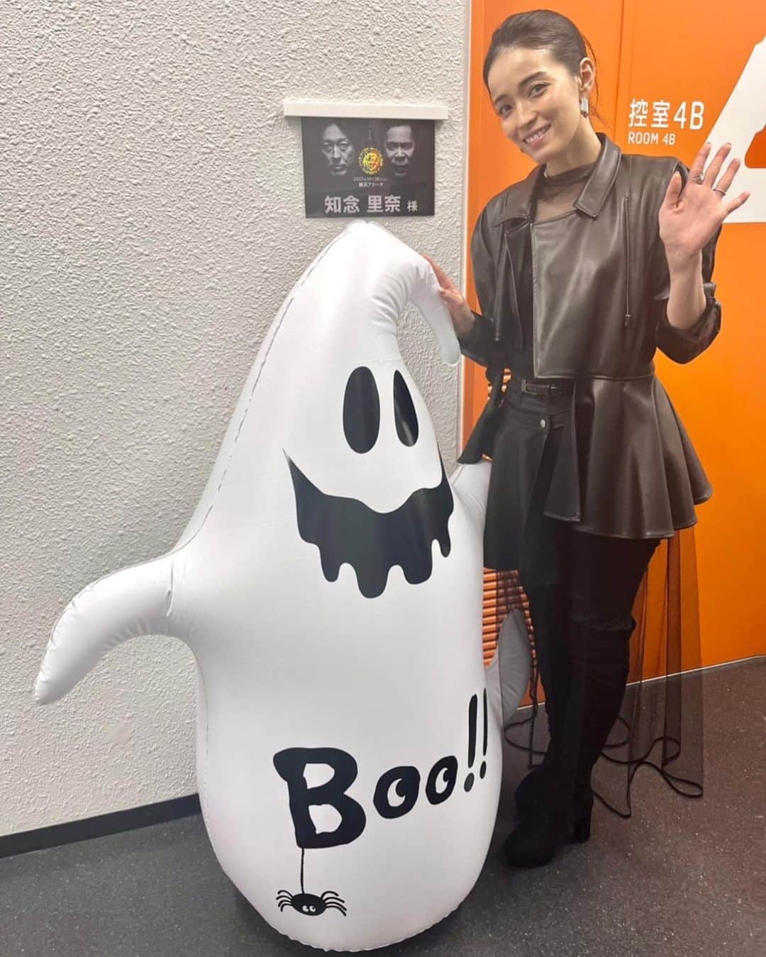 知念里奈のインスタグラム：「ハッピーハロウィン🎃👻  一枚目 ライダース @shiroma_official  2枚目 アクセサリー @chabi222   3枚目 スカート @violettaofficial_jp ブーツ @randa_pic」
