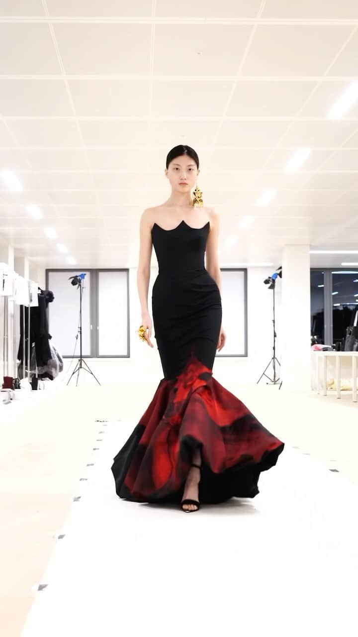 アレキサンダー・マックイーンのインスタグラム：「Inside the #McQueenAtelier, the Design Team work with the orchid’s skeletal anatomy and integrate the orchid poly faille jacquard onto the exploded hem of the dress.  Discover the #McQueenAW23 collection via the link in bio.  Music Director: John Gosling Track: Landing by Rob Lewis」