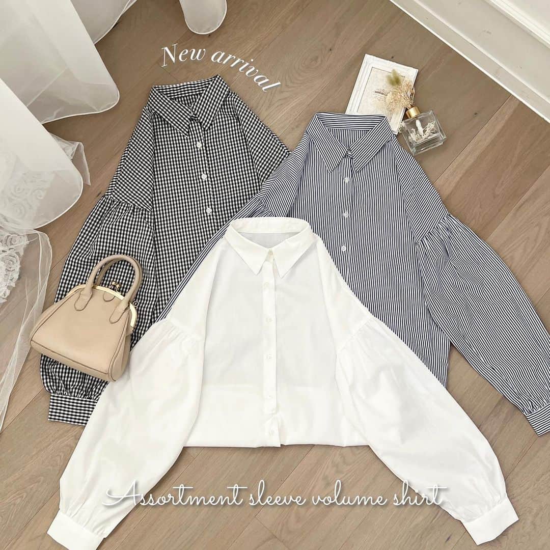 apres jour(アプレジュール) のインスタグラム：「【new arrival🎀】11/2(thu) 21:00〜 ⁡ ◆着回し力抜群のスタンドカラーシャツが登場！ ⁡ 王道シンプルな形に少し袖ボリュームをもたせた甘カジュなシャツアイテム！  ブラック系その他はチェック柄、ネイビーはストライプ柄のデザインです。 スウェットから襟元だけ出すスタイリングもお洒落見えします♪  袖丈は自然と萌え袖になるような少々長めな丈感なので、 カジュアルなシャツデザインに挑戦しにくい方でも挑戦しやすいアイテムです。  トップスとしての着用をおすすめしておりますが、 前ボタンで羽織としても着用が可能なので、 涼しい季節にはTシャツやタンクトップなどと羽織であわせていただいても◎  ⁡ #アソート袖ボリュームシャツ 商品番号🔎984474 サイズ…F/XL ¥3,595(taxin) ⁡ ⁡ こちらの画像はインスタ用に加工しておりますので、カラーの雰囲気が実際の商品と異なる場合がございます。 商品ページにてカラーのご確認をお願い致します。 ⁡ #ZOZOでしか買えない #アプレジュール #アプレ部」
