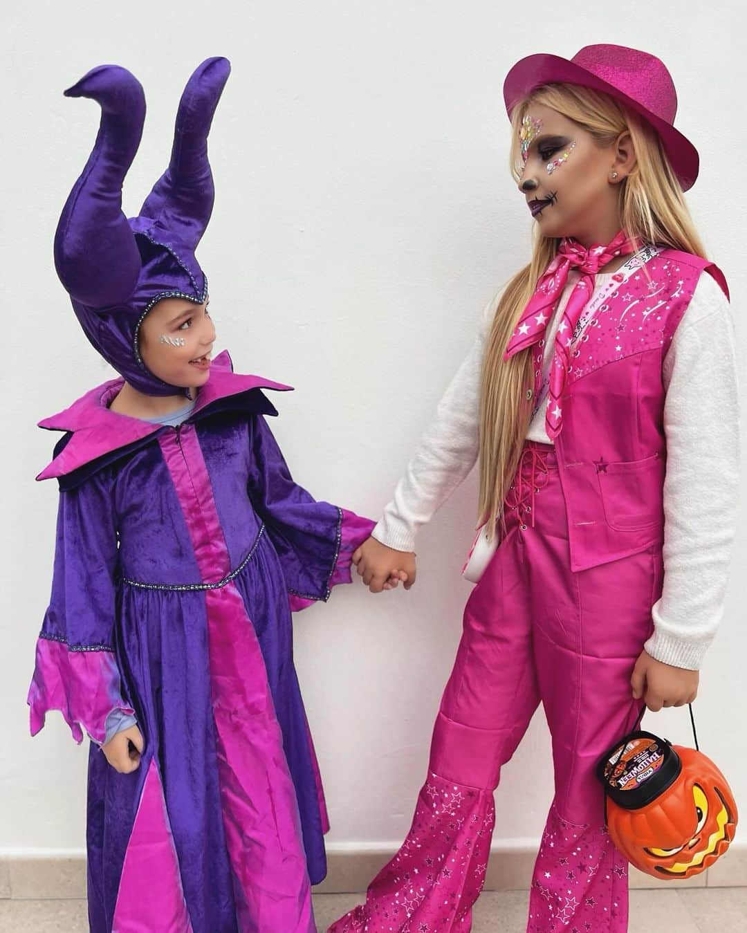 イヴァン・ラキティッチのインスタグラム：「Mi barbie catrina y mi maléfica favorita os desean Feliz hallowen a tod@s🎃👻👹💀🎃」