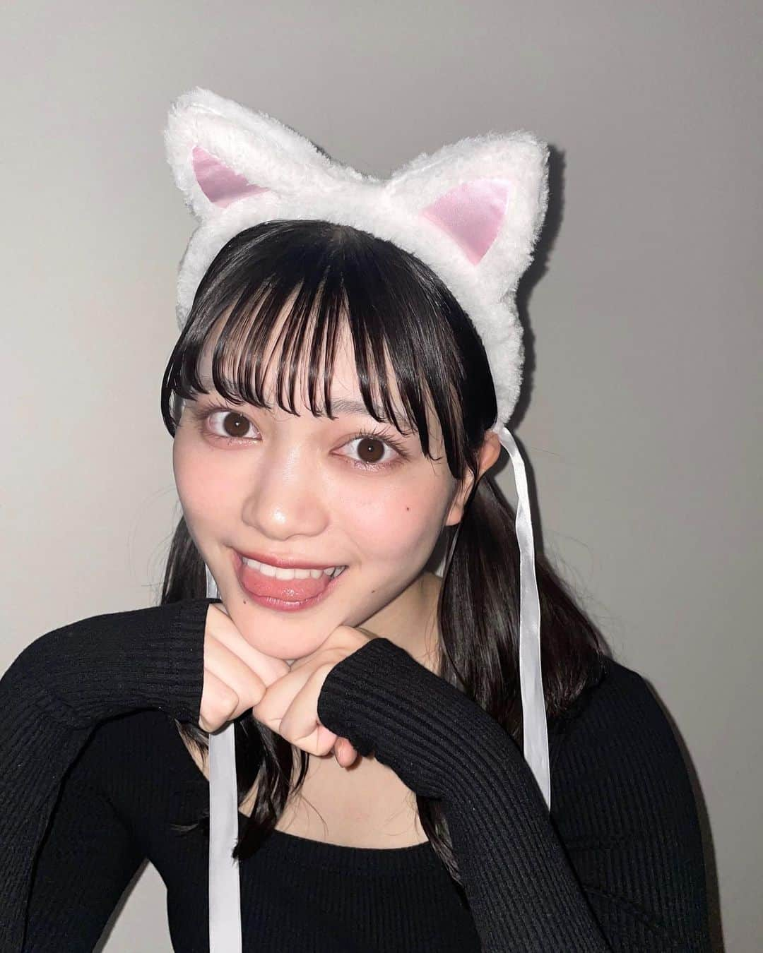 広瀬まのか︎のインスタグラム：「Happy Halloween 去年のドンキのカチューシャがあったからつけてみた🐈‍⬛ ねこさんだいすき、ねこさんになりたい  今日は学校でお友達からお菓子もらえたんだ🎀 みなさん なにかしましたか？」