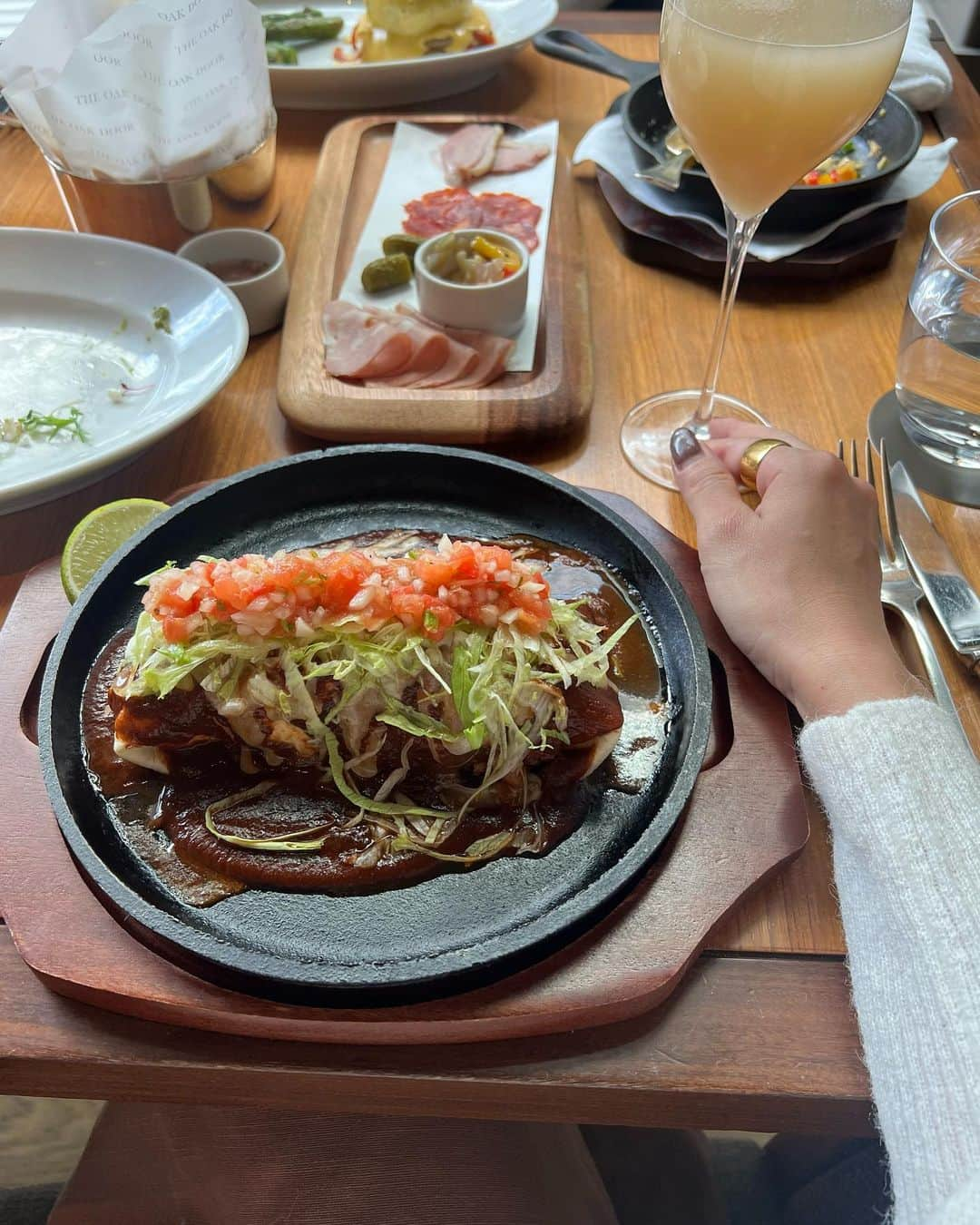 石黒美帆さんのインスタグラム写真 - (石黒美帆Instagram)「. 週末lunch♡ ⁡ 広々とした空間だけでも居心地良いのに 週末は生演奏まで聴けるオークドア。 ⁡ 前菜だけでもかなり量多めだし お昼からフリーフローなのも幸せ‥🥂 ⁡ 今回はご招待頂いたんですが ちょこちょこお伺いしている @grandhyatttokyo 。 ⁡この日も2次会は下のフィオレンティーナでした🤭 ⁡ ⁡もけもけ袖なニットは @j1u_by_labelleetude 🤍  #PR#grandhyatttokyo#グランドハイアット#オークドア#theoakdoor#六本木#六本木ランチ#東京レストラン#j1u」10月31日 19時29分 - miho_ishiguro